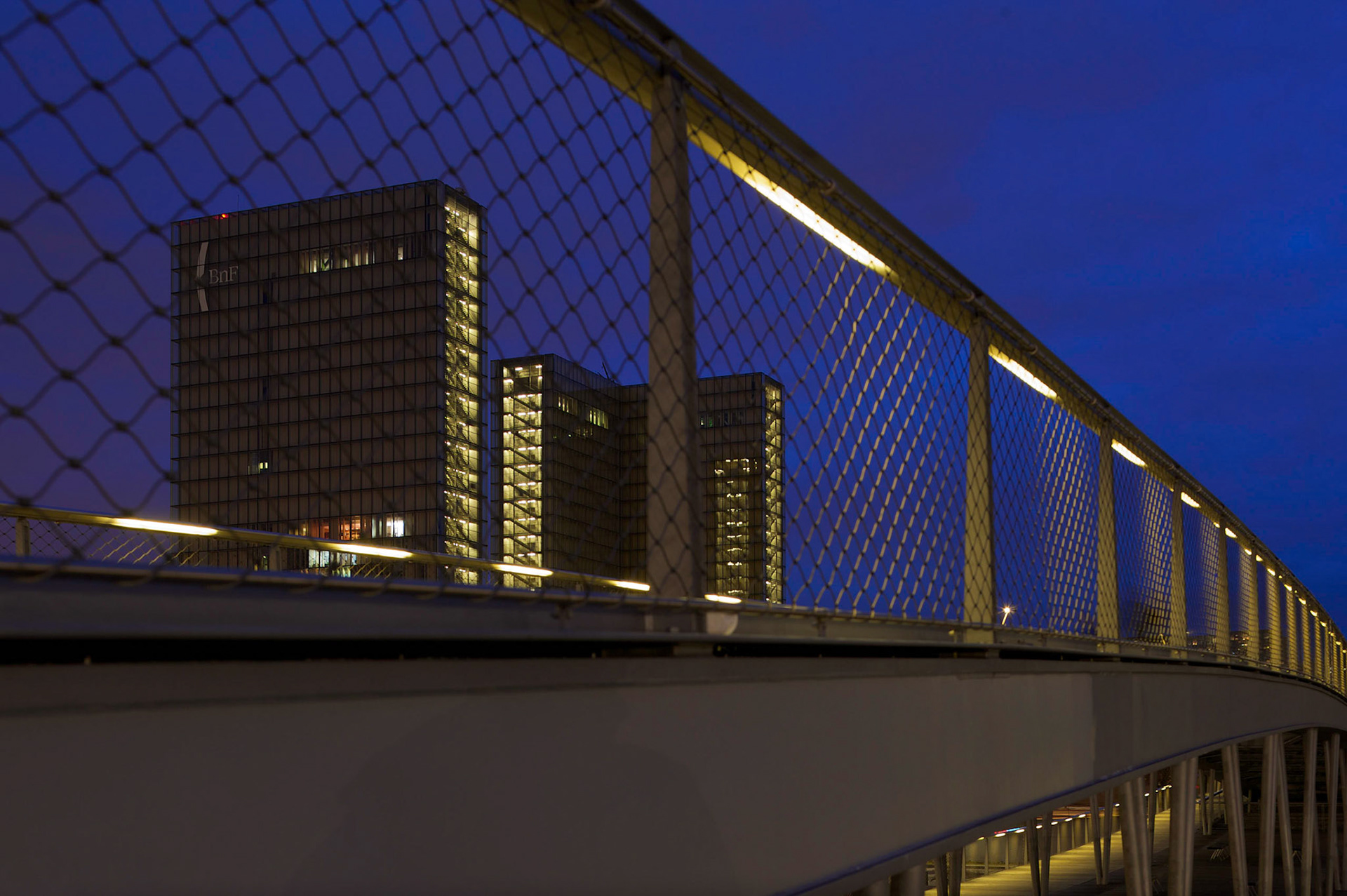 La passerelle Simone de Beauvoir, Paris, France.Dietmar Feichtinger Architectes.