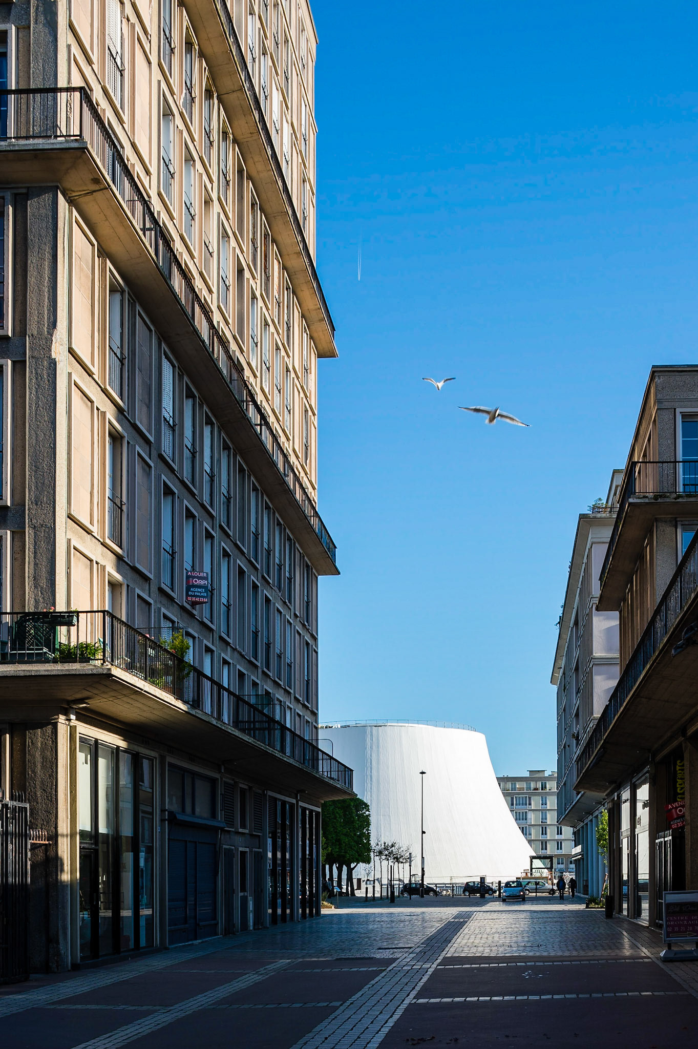 Le Havre centre ville. En grande partie détruit pendant la Seconde Guerre mondiale, le centre-ville a été reconstruit d'après les plans de l'atelier d'Auguste Perret entre 1945 et 1964, il est inscrit au patrimoine mondial de l'UNESCO depuis 2005 / Le Havre city center. Largely destroyed during the Second World War, the city was rebuilt according to the plans of the workshop of Auguste Perret between 1945 and 1964, he was listed as a World Heritage Site by UNESCO since 2005.
