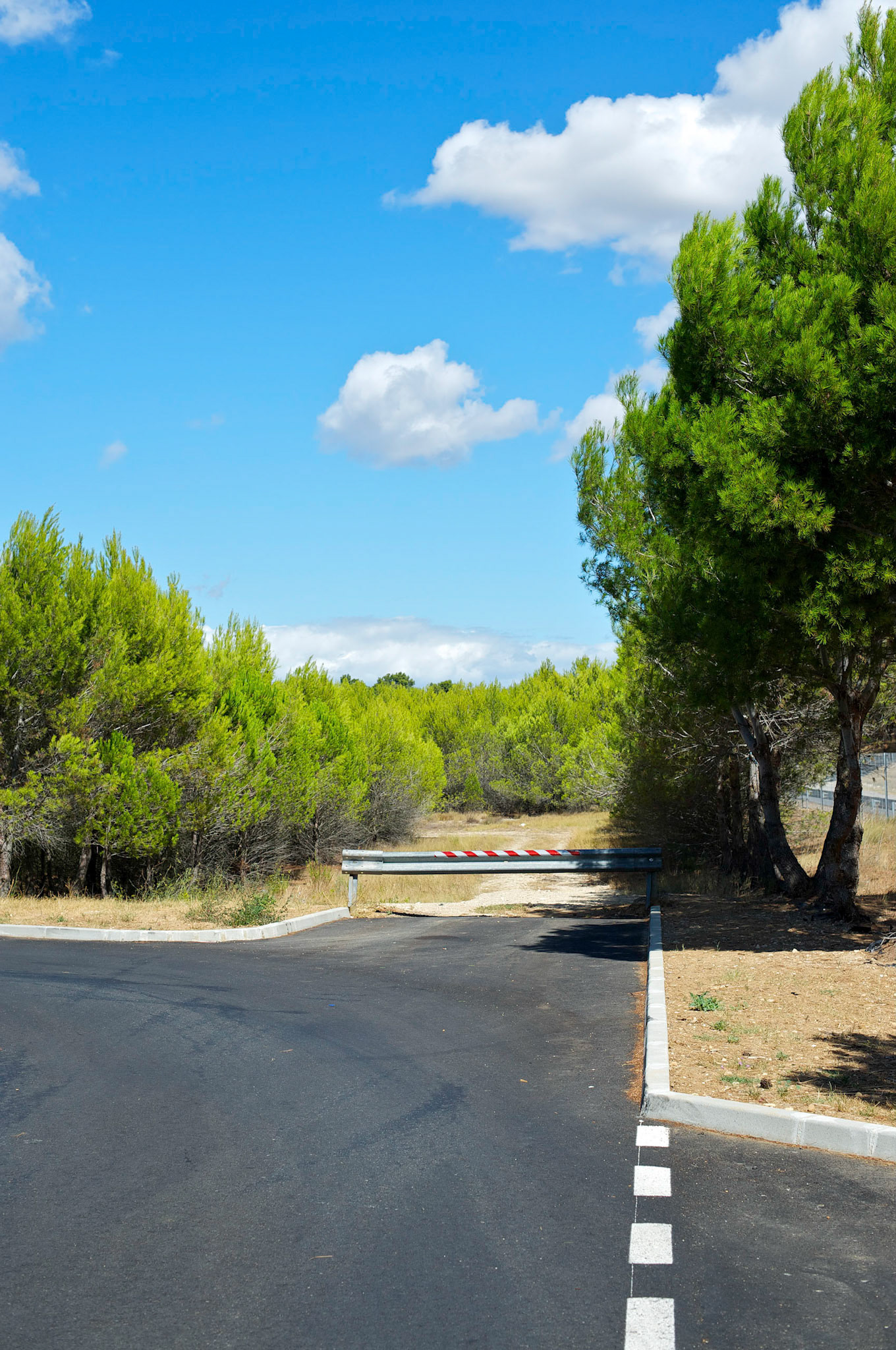 Parking d'autoroute. France.