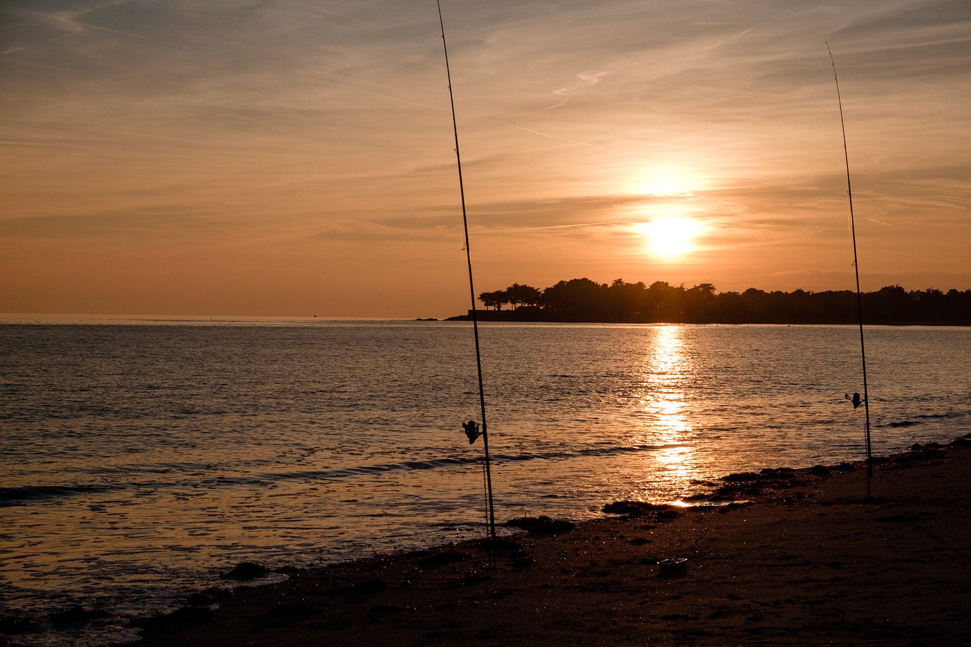 Coucher de soleil sur la plage de Suscinio, presqu'ile de Rhuys, Bretagne, France. Cette plage s'étend sur 3 kms jusqu'à la pointe de Penvins.