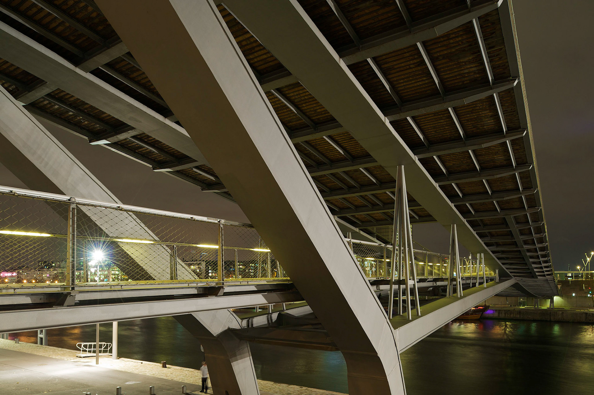 La passerelle Simone de Beauvoir, Paris, France.Dietmar Feichtinger Architectes.