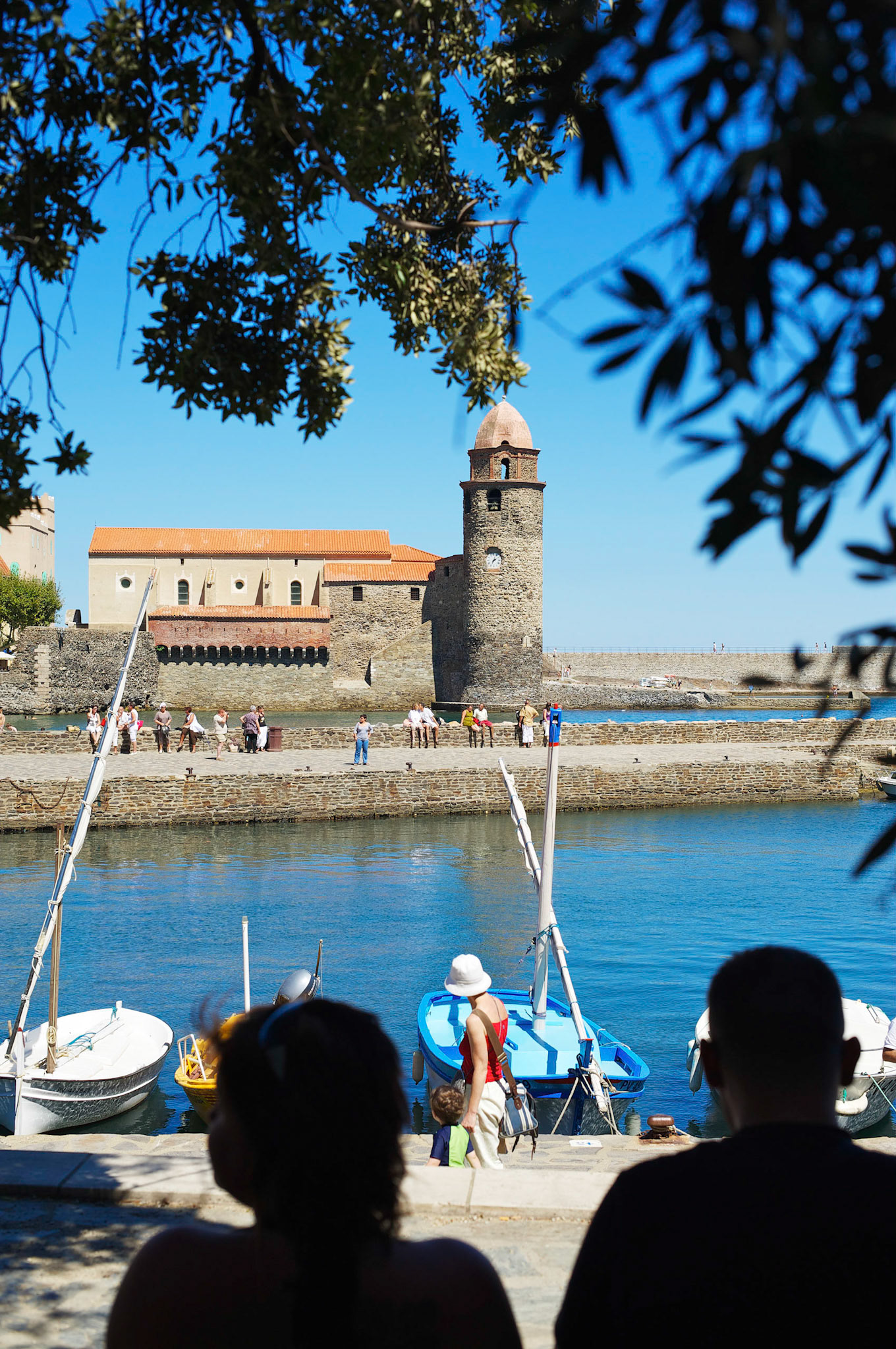 Collioure, Pyrenees Orientales, France.En contre jour, couple regardant le port de Collioure et l'Eglise Notre Dame des Anges.