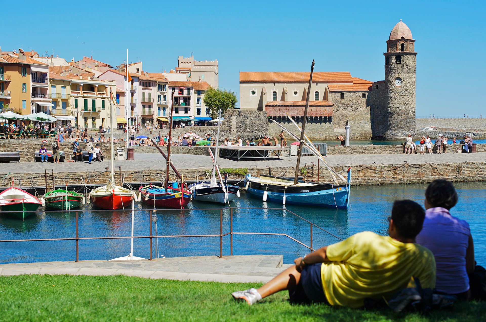 Collioure, Pyrenees Orientales, France.En contre jour, couple regardant le port de Collioure et l'Eglise Notre Dame des Anges.