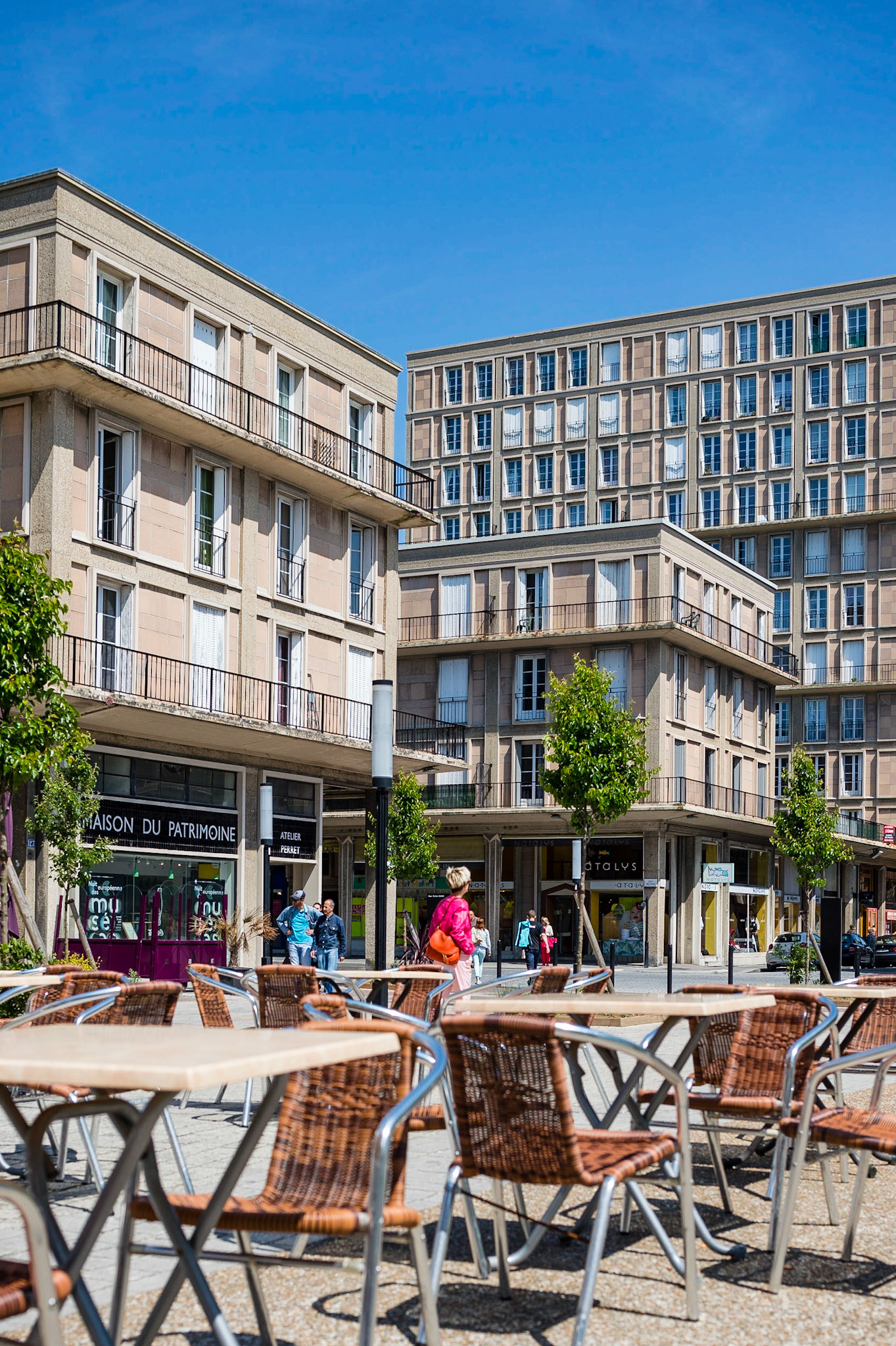 Le Havre centre ville. En grande partie détruit pendant la Seconde Guerre mondiale, le centre-ville a été reconstruit d'après les plans de l'atelier d'Auguste Perret entre 1945 et 1964, il est inscrit au patrimoine mondial de l'UNESCO depuis 2005.  Le Havre city center. Largely destroyed during the Second World War, the city was rebuilt according to the plans of the workshop of Auguste Perret between 1945 and 1964, he was listed as a World Heritage Site by UNESCO since 2005.