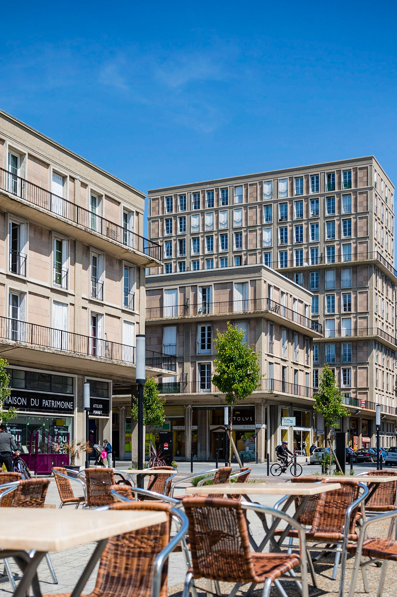 Le Havre centre ville. En grande partie détruit pendant la Seconde Guerre mondiale, le centre-ville a été reconstruit d'après les plans de l'atelier d'Auguste Perret entre 1945 et 1964, il est inscrit au patrimoine mondial de l'UNESCO depuis 2005.  Le Havre city center. Largely destroyed during the Second World War, the city was rebuilt according to the plans of the workshop of Auguste Perret between 1945 and 1964, he was listed as a World Heritage Site by UNESCO since 2005.