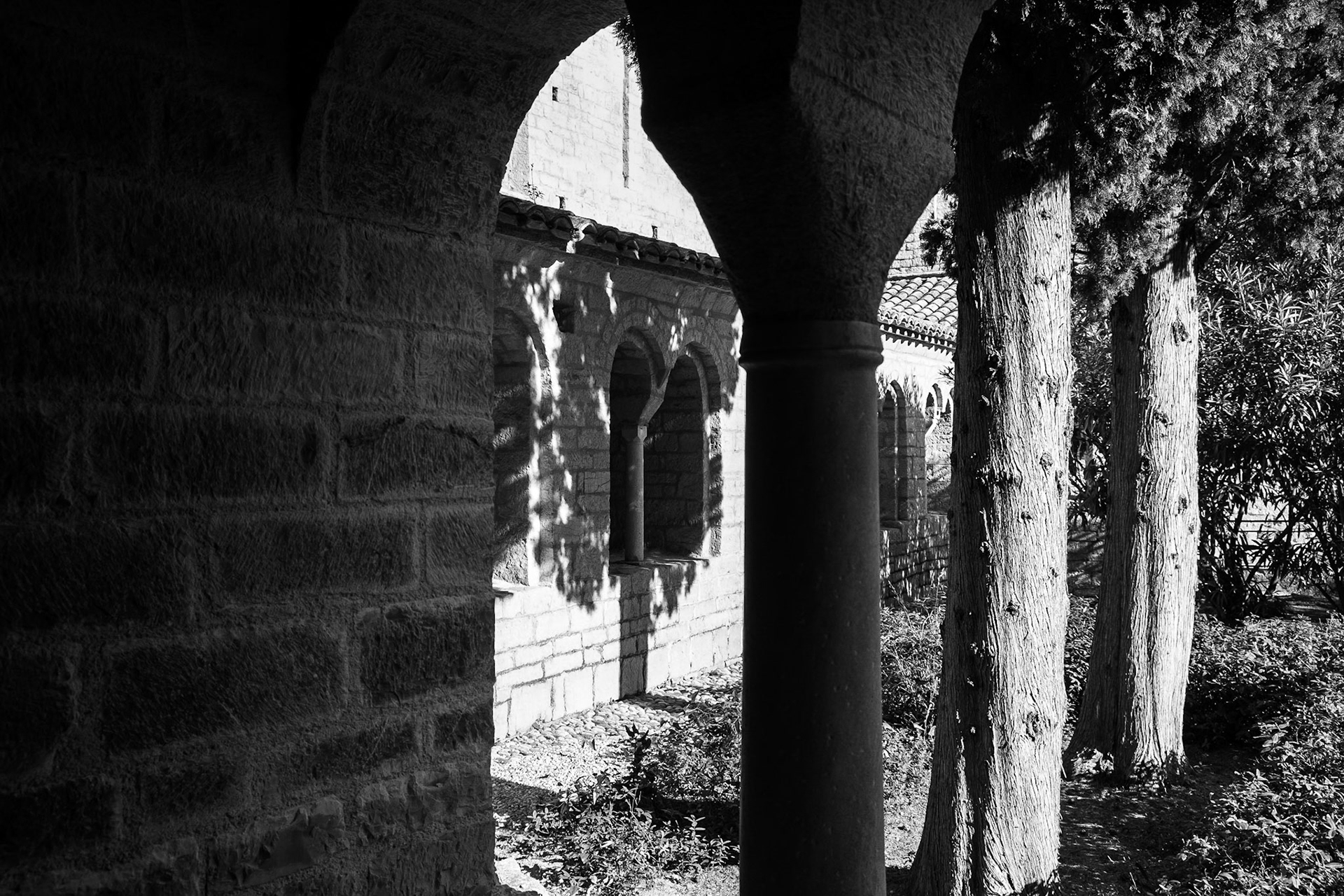 L'abbaye de Saint Guilhem Le Désert, le cloitre. Abbaye bénédictine fondée en 804 par Guillaume de Gellone, elle est inscrite au patrimoine mondial de l'UNESCO depuis 1998 / The abbey of Saint Guilhem Le Desert, the cloister. Benedictine abbey founded in 804 by William of Gellone, it is a World Heritage Site by UNESCO since 1998.