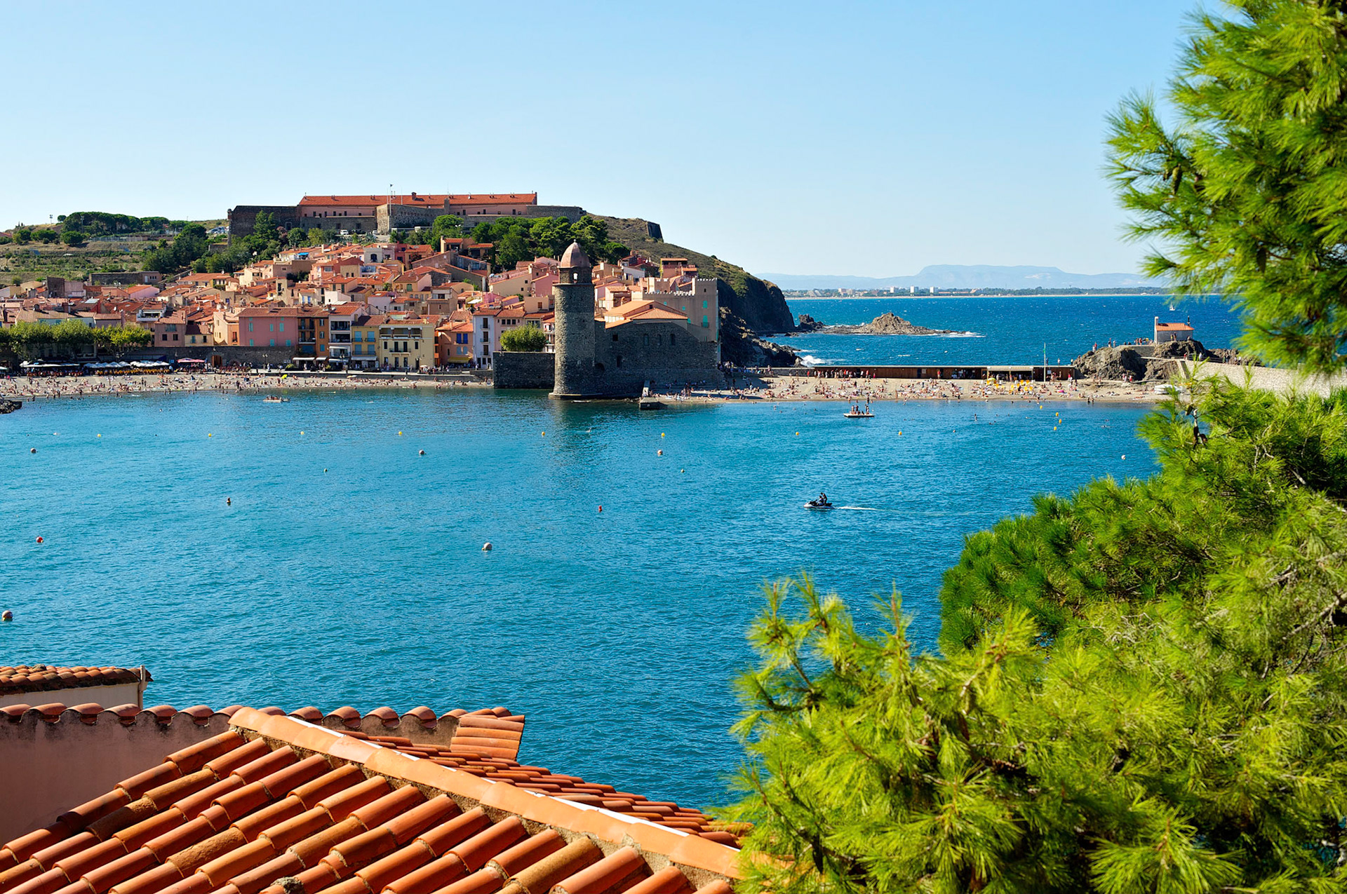 Collioure, Pyrenees Orientales, France. Vue vers le port, les plages et l'Eglise Notre Dame des Anges.