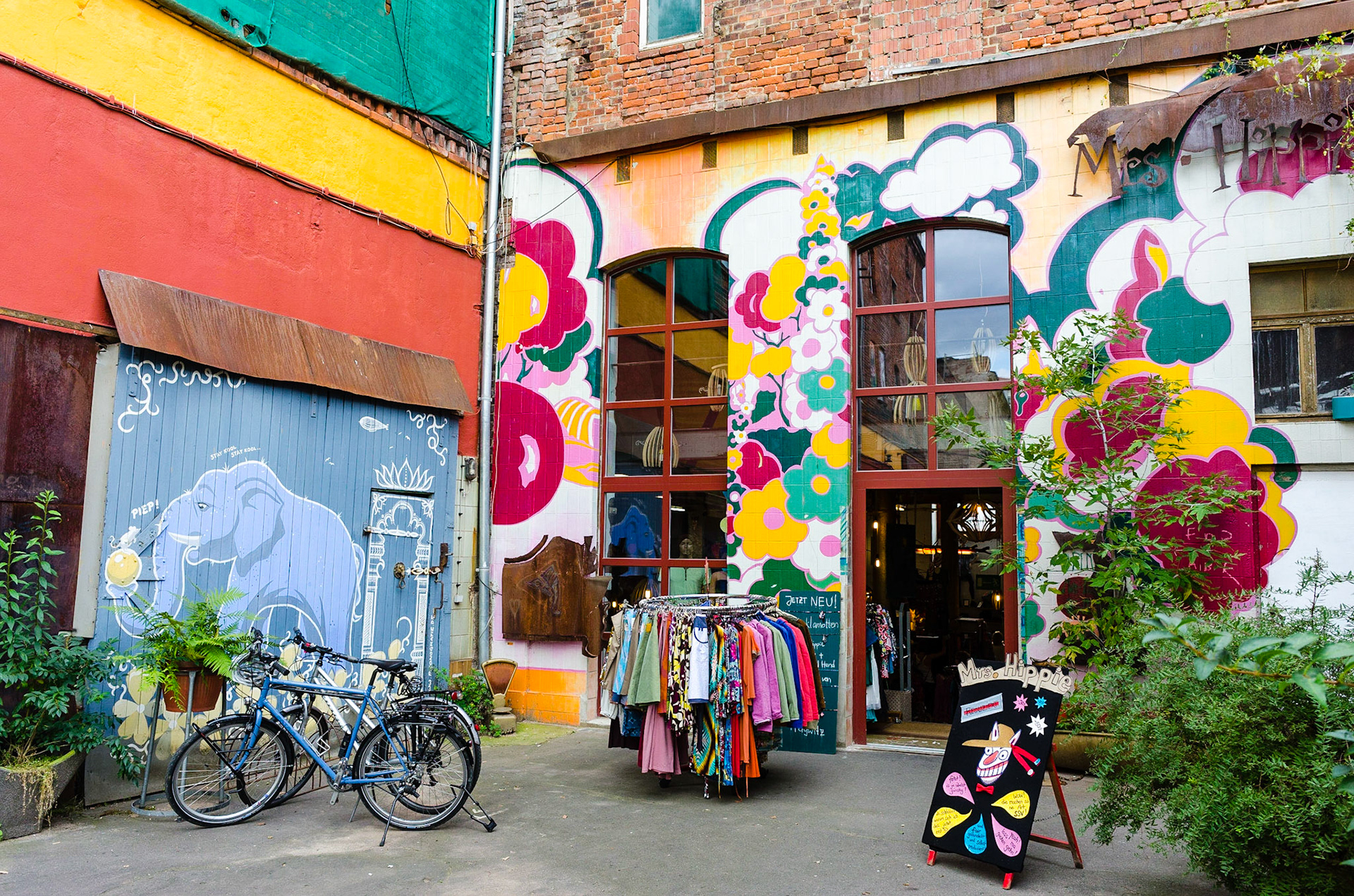 Le quartier branché du ”KarLi”  dans la Karl-Liebknecht-Strasse à Leipzig, Saxe, Allemagne. /  The trendy "Karli" in Karl-Liebknecht-Strasse in Leipzig, Saxony, Germany.