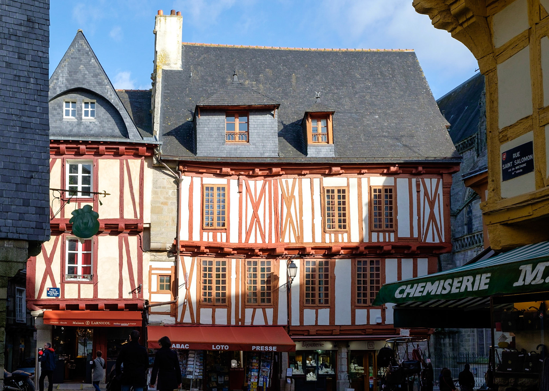 Place Henri IV. Maison à colombage dans le centre historique de Vannes , Morbihan, Bretagne, France. / Place Henri IV. Timbered house in the historic center of Vannes, Morbihan, Brittany, France.