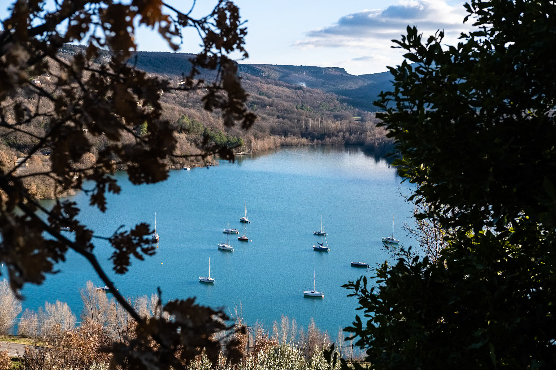 Le lac de Sainte Croix en hiver avec quelques bateaux. Bauduen, var, France.