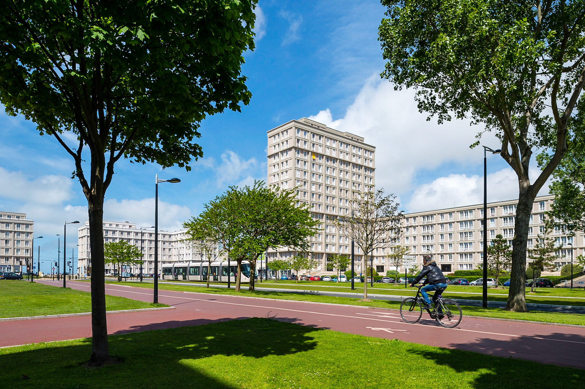 Le Havre. Avenue Foch, cette magnifique avenue comparable par ses dimensions aux Champs Elysées à Paris, relie la Place de l'Hôtel de Ville à la Porte Océane et à la plage du Havre / Le Havre. Avenue Foch, this magnificent comparable in dimensions to the Champs Elysees avenue in Paris, links the Place de l'Hotel de Ville in the Ocean Gate and the beach of Le Havre.