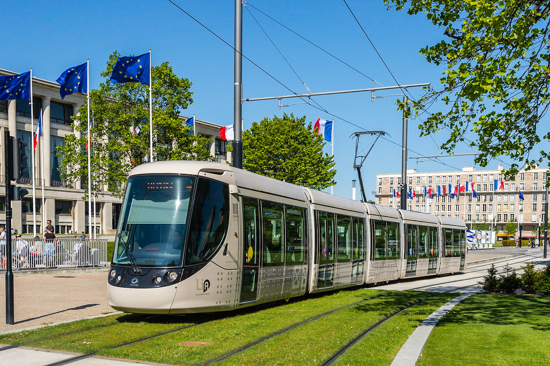 Le Havre. Le tramway, place de l'Hôtel de Ville.