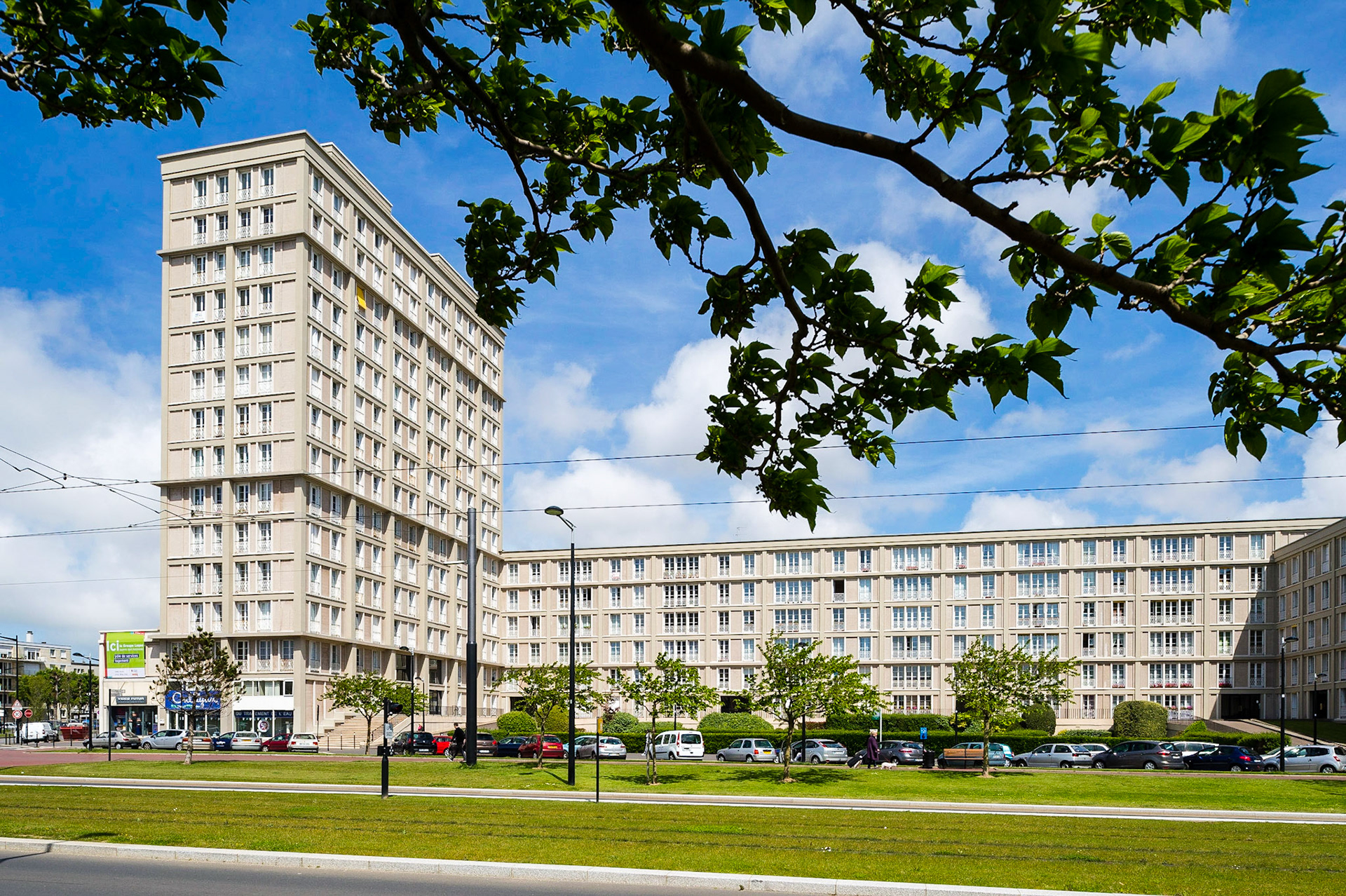 Le Havre. Avenue Foch, cette magnifique avenue comparable par ses dimensions aux Champs Elysées à Paris, relie la Place de l'Hôtel de Ville à la Porte Océane et à la plage du Havre.  Le Havre. Avenue Foch, this magnificent comparable in dimensions to the Champs Elysees avenue in Paris, links the Place de l'Hotel de Ville in the Ocean Gate and the beach of Le Havre.