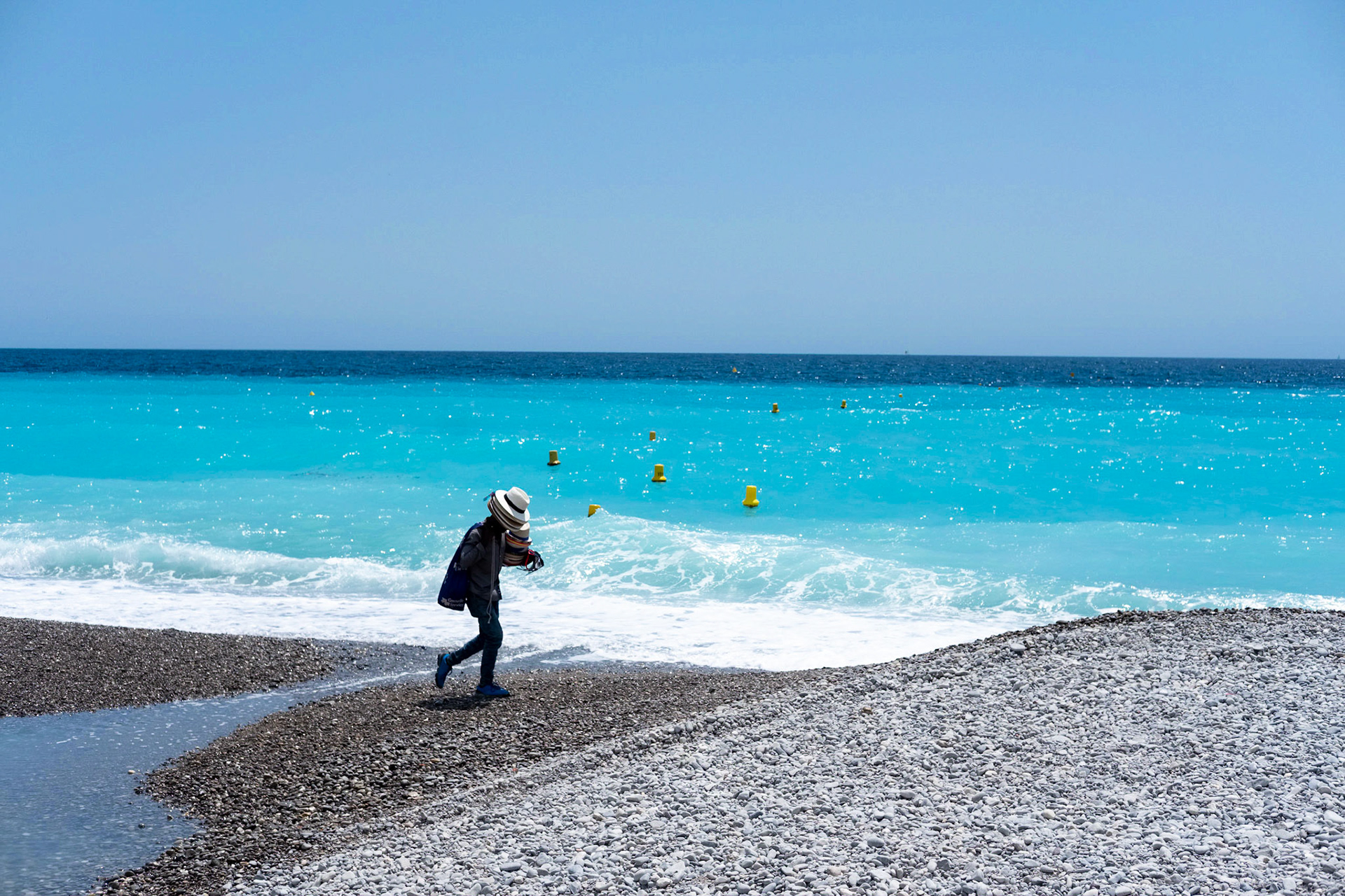 un vendeur de chapeaux sur la plage de Nice, Alpes Marimes, France.