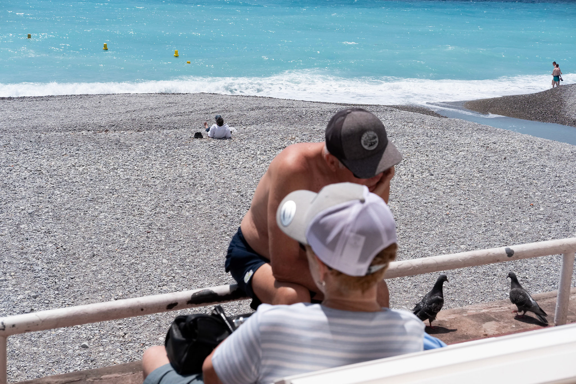 Un couple sur le plage de Nice, Alpes Marimes, France.