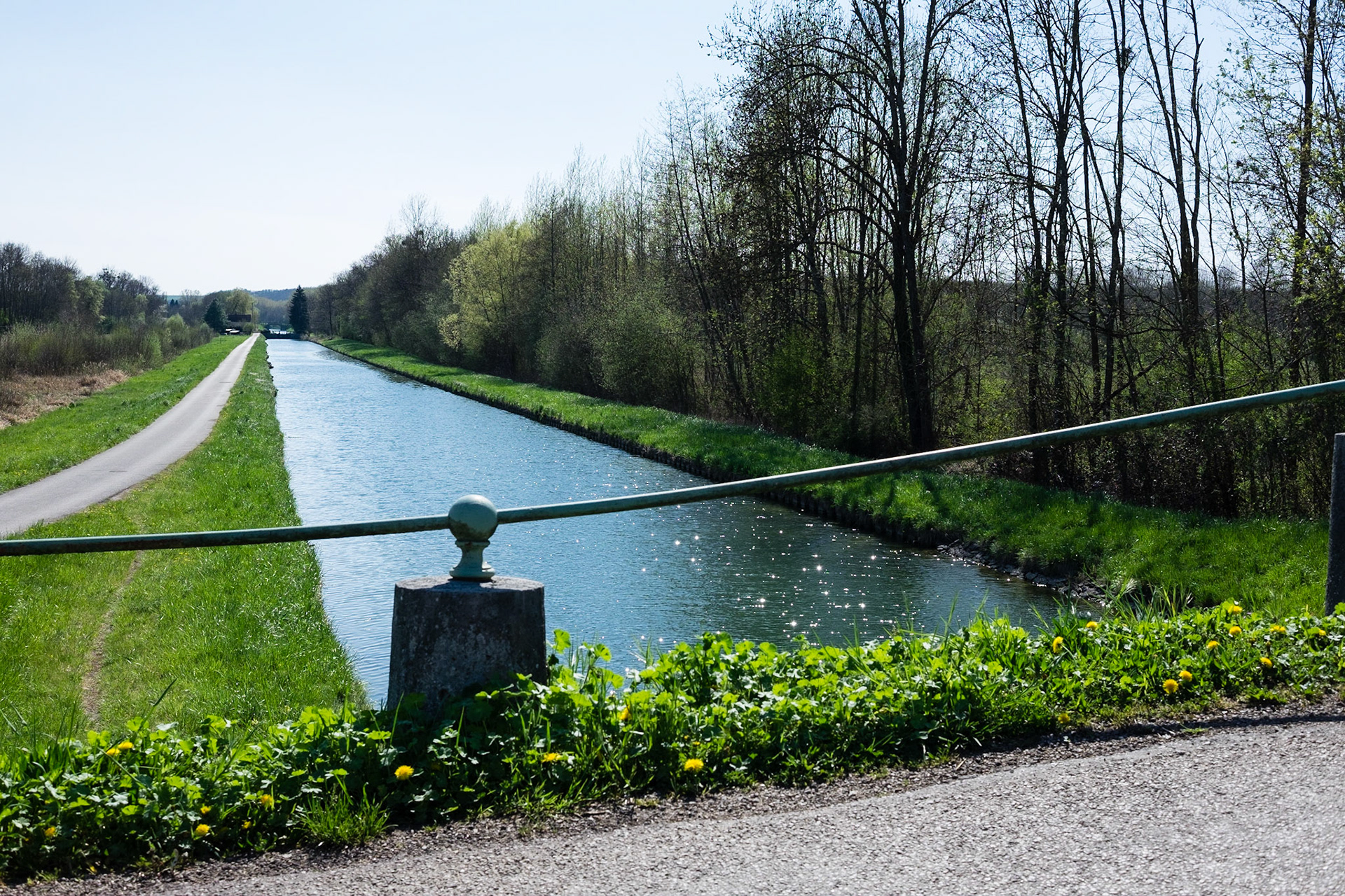 Le canal du Nivernais, Bourgogne, France.