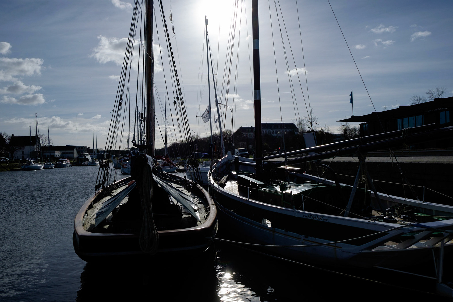 Deux voiliers en bois dans le port de Vannes, Bretagne, france.