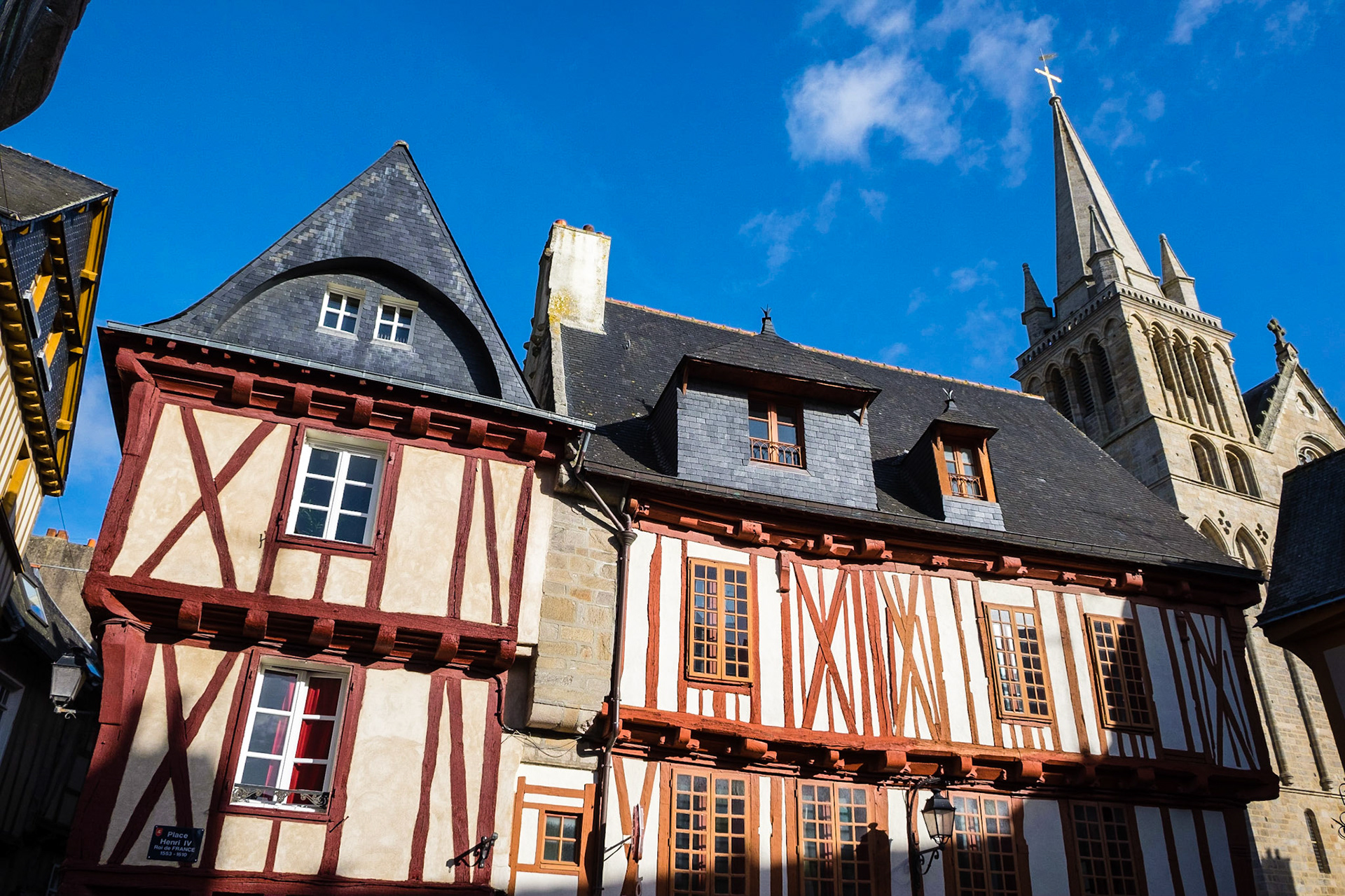 Place Henri IV, La vielle ville de Vannes avec ses maisons à Colombages, Bretagne, France.