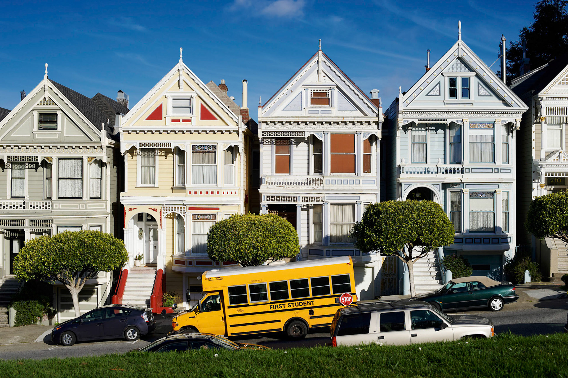 Les célèbres "Painted Ladies" sur Steiner Street près d'Alamo Square à San Francisco./ The famous "Painted Ladies" on Steiner Street near Alamo Square in San Francisco.