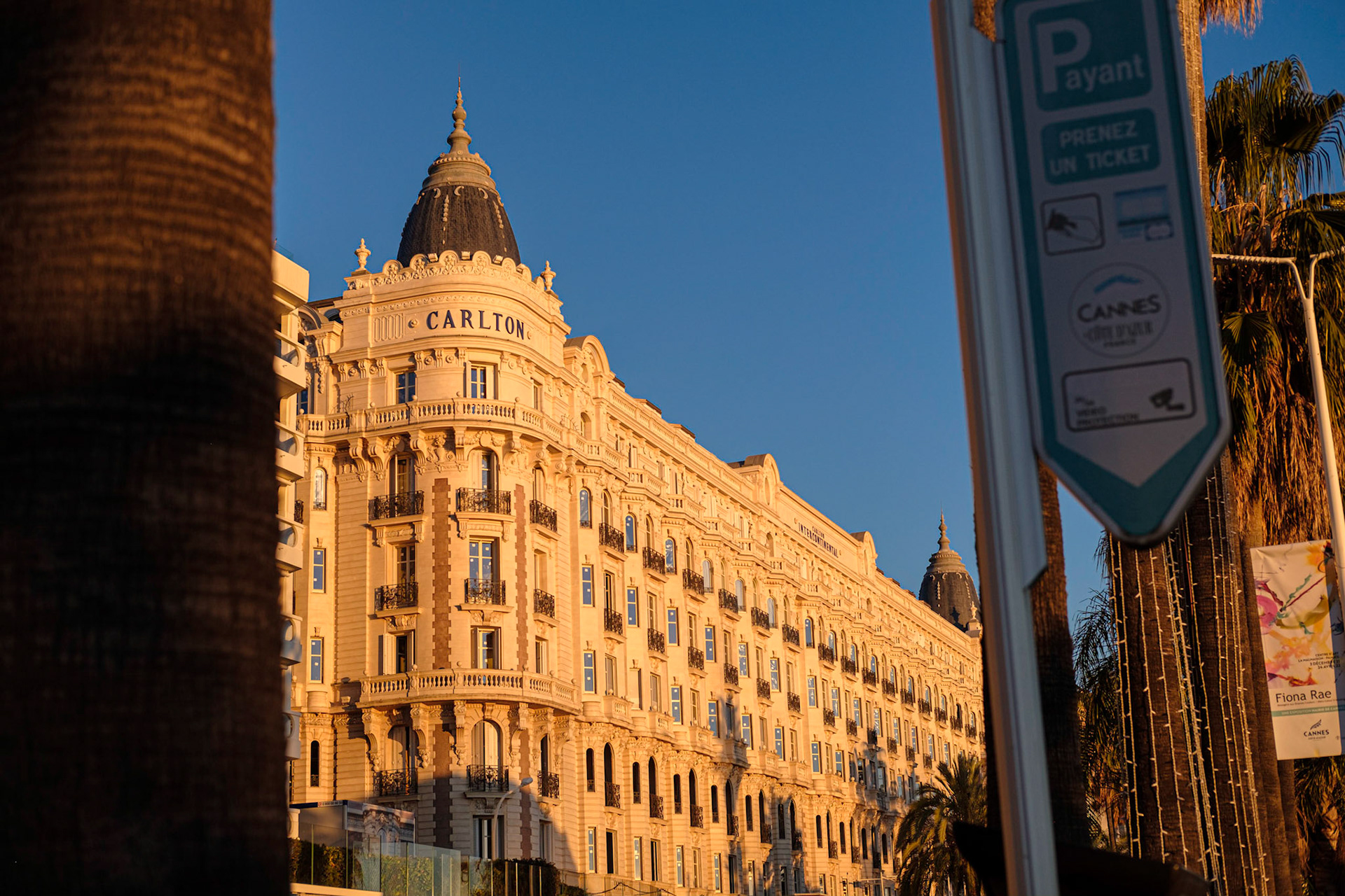 Coucher de soleil sur l'hôtel Carlton à Cannes.France