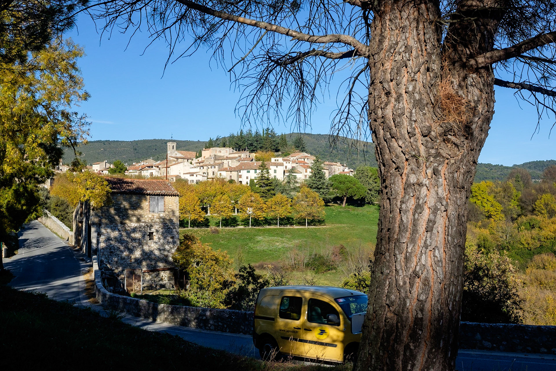 Vue sur le village de Ampus dans le Haut Var. Au premier plan un véhicule de la Poste