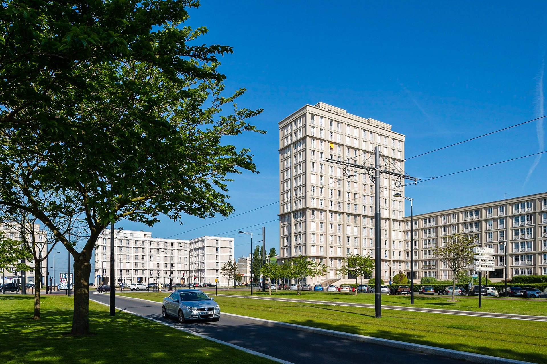 Le Havre. Avenue Foch, cette magnifique avenue comparable par ses dimensions aux Champs Elysées à Paris, relie la Place de l'Hôtel de Ville à la Porte Océane et à la plage du Havre / Le Havre. Avenue Foch, this magnificent comparable in dimensions to the Champs Elysees avenue in Paris, links the Place de l'Hotel de Ville in the Ocean Gate and the beach of Le Havre.