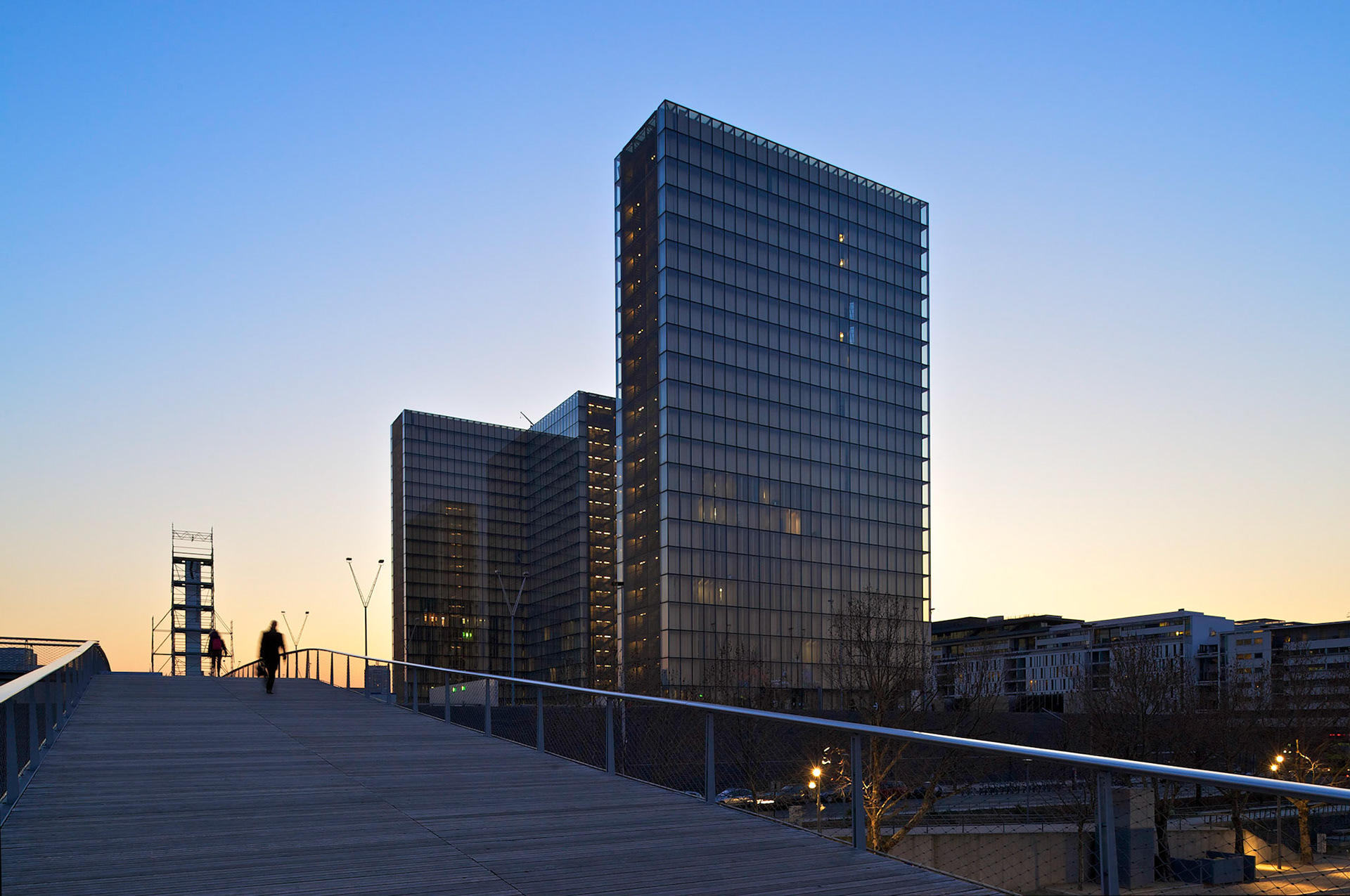 Bibliotheque Nationale Francois Mitterrand, Paris. Architecte Dominique Perrault.  La passerelle Simone de Beauvoir, Paris, France.Dietmar Feichtinger Architectes