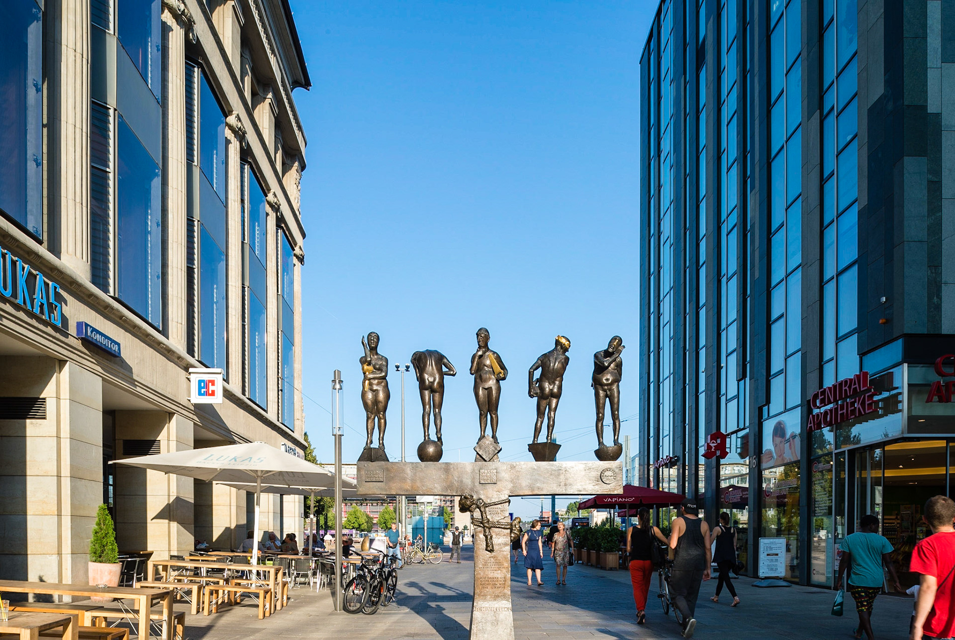 Sculpture par Bernd Goebel, Grimmaische Strasse, Leipzig, Saxe, Allemagne, Europe. /Sculpture by Bernd Goebel, Grimmaische Strasse, Leipzig, Saxony, Germany, Europe.