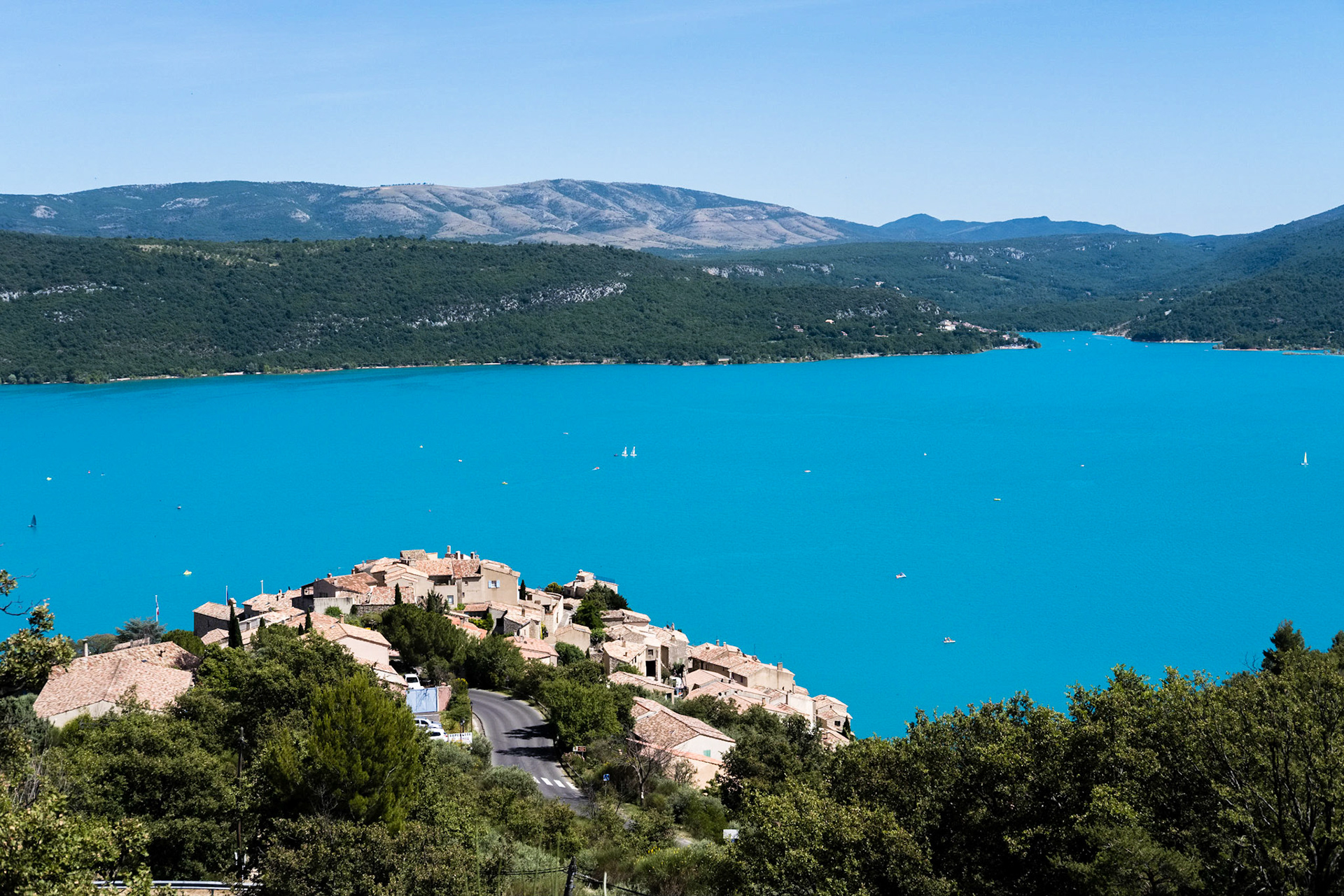 Lac de Sainte Croix et le village de Sainte Croix du Verdon, France