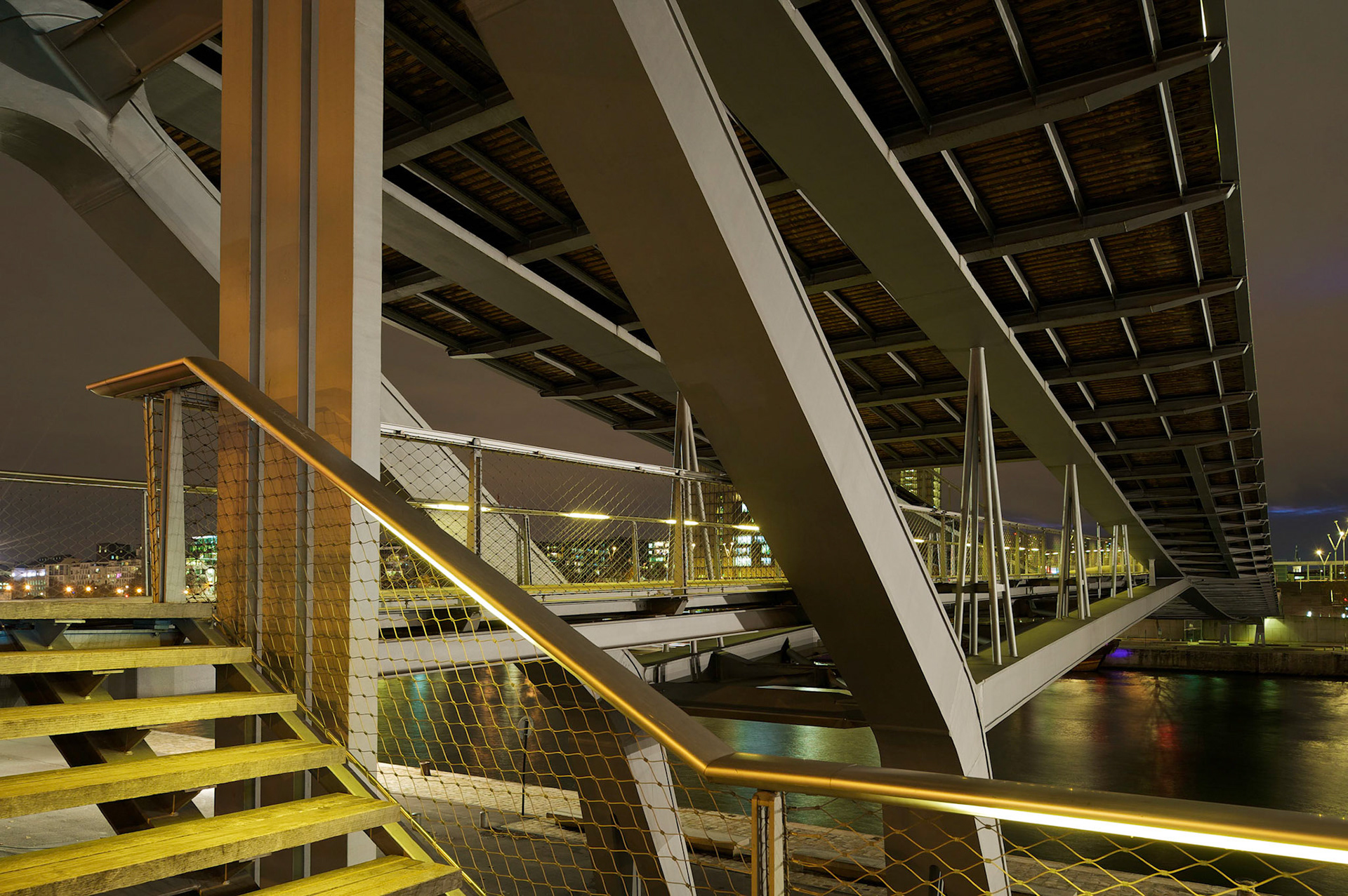 La passerelle Simone de Beauvoir, Paris, France.Dietmar Feichtinger Architectes.