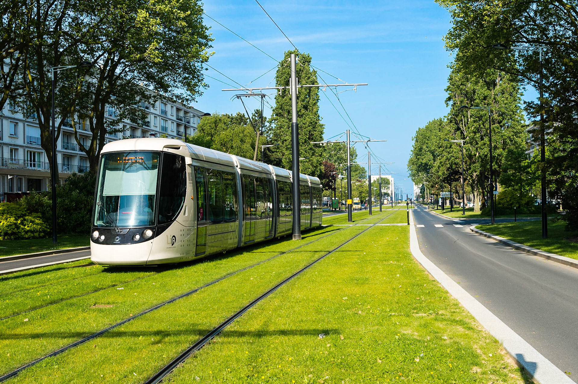 Le Havre. Avenue Foch, cette magnifique avenue comparable par ses dimensions aux Champs Elysées à Paris, relie la Place de l'Hôtel de Ville à la Porte Océane et à la plage du Havre / Le Havre. Avenue Foch, this magnificent comparable in dimensions to the Champs Elysees avenue in Paris, links the Place de l'Hotel de Ville in the Ocean Gate and the beach of Le Havre.