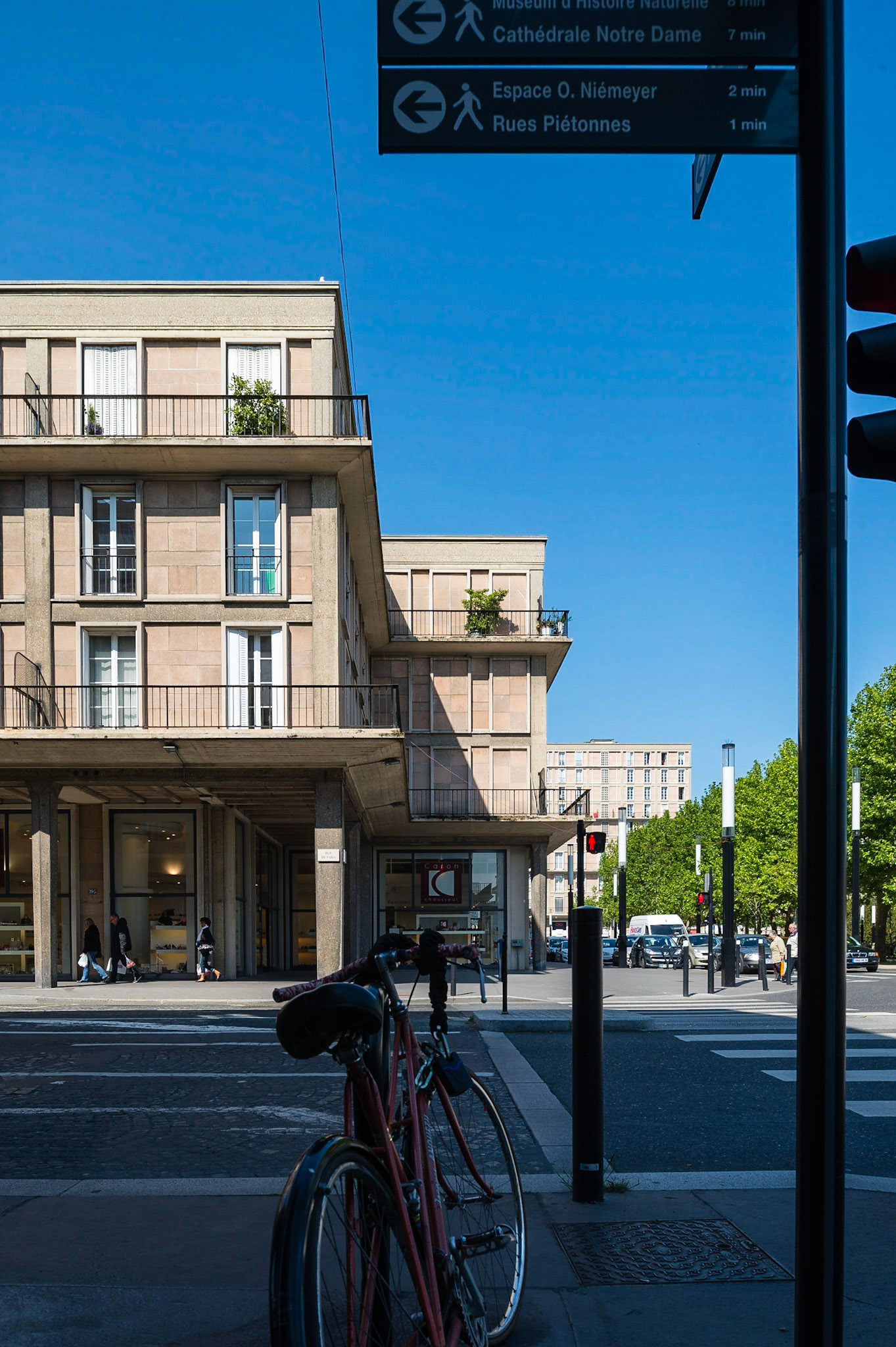 Le Havre centre ville. En grande partie détruit pendant la Seconde Guerre mondiale, le centre-ville a été reconstruit d'après les plans de l'atelier d'Auguste Perret entre 1945 et 1964, il est inscrit au patrimoine mondial de l'UNESCO depuis 2005.  Le Havre city center. Largely destroyed during the Second World War, the city was rebuilt according to the plans of the workshop of Auguste Perret between 1945 and 1964, he was listed as a World Heritage Site by UNESCO since 2005.