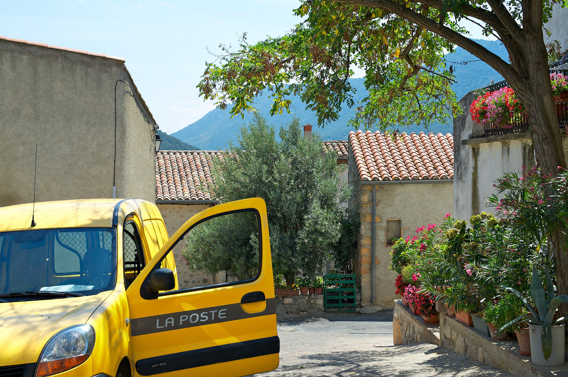 Cammionette de la Poste à Duilhac-sous-Peyrepertuse, Hautes Corbieres, Aude, France