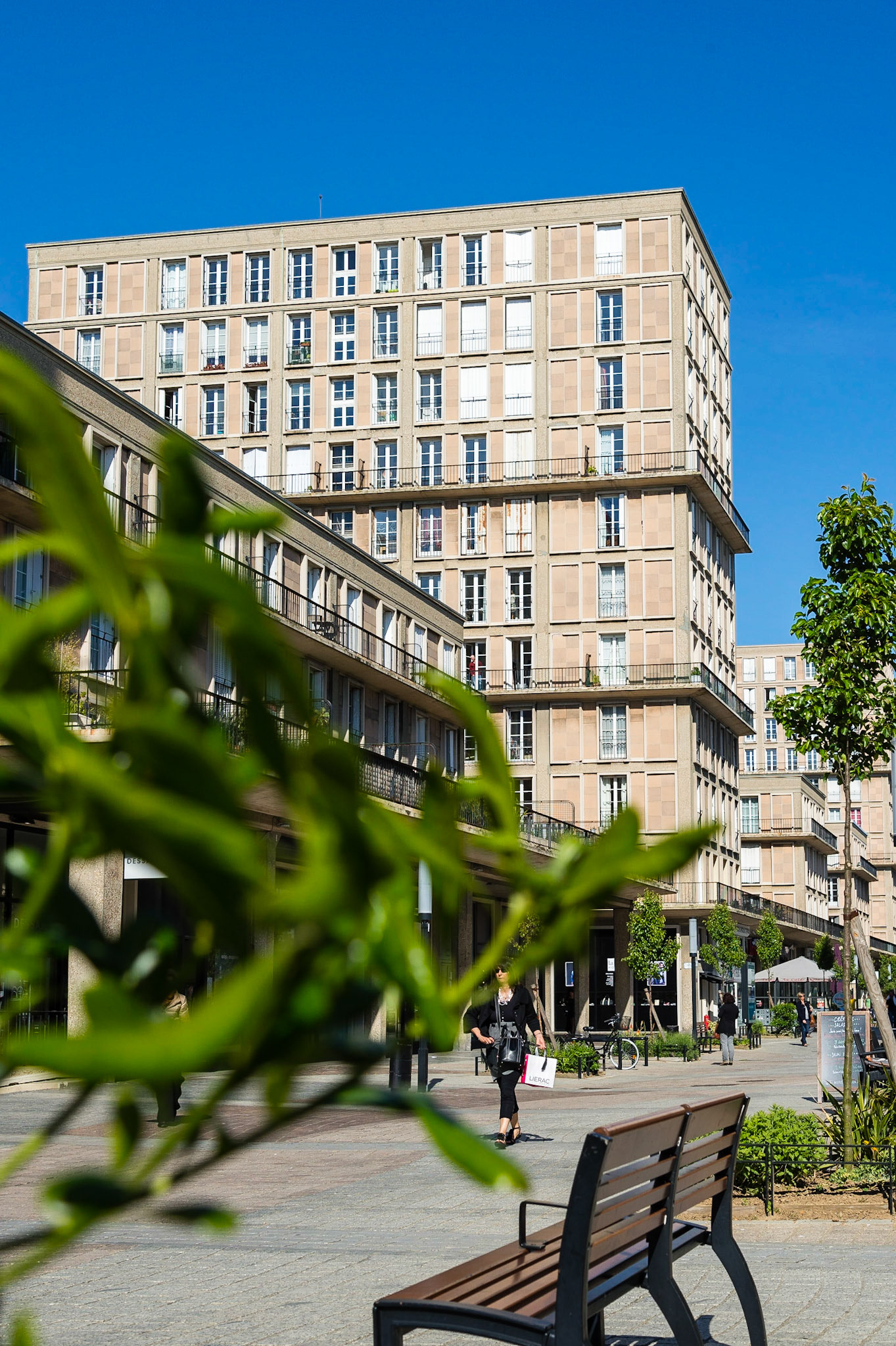 Le Havre centre ville. En grande partie détruit pendant la Seconde Guerre mondiale, le centre-ville a été reconstruit d'après les plans de l'atelier d'Auguste Perret entre 1945 et 1964, il est inscrit au patrimoine mondial de l'UNESCO depuis 2005.  Le Havre city center. Largely destroyed during the Second World War, the city was rebuilt according to the plans of the workshop of Auguste Perret between 1945 and 1964, he was listed as a World Heritage Site by UNESCO since 2005.