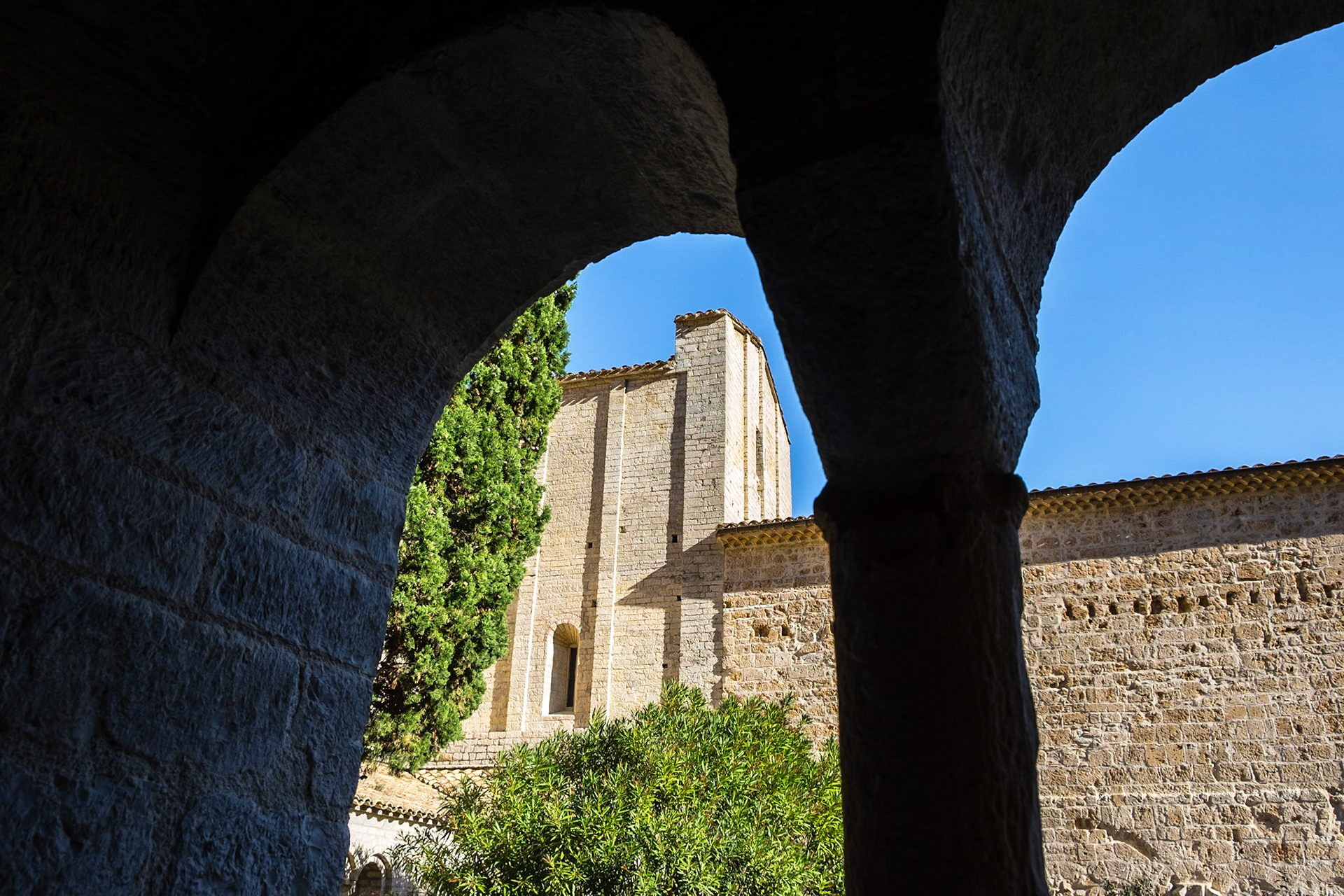 L'abbaye de Saint Guilhem Le Désert, le cloitre. Abbaye bénédictine fondée en 804 par Guillaume de Gellone, elle est inscrite au patrimoine mondial de l'UNESCO depuis 1998 / The abbey of Saint Guilhem Le Desert, the cloister. Benedictine abbey founded in 804 by William of Gellone, it is a World Heritage Site by UNESCO since 1998.