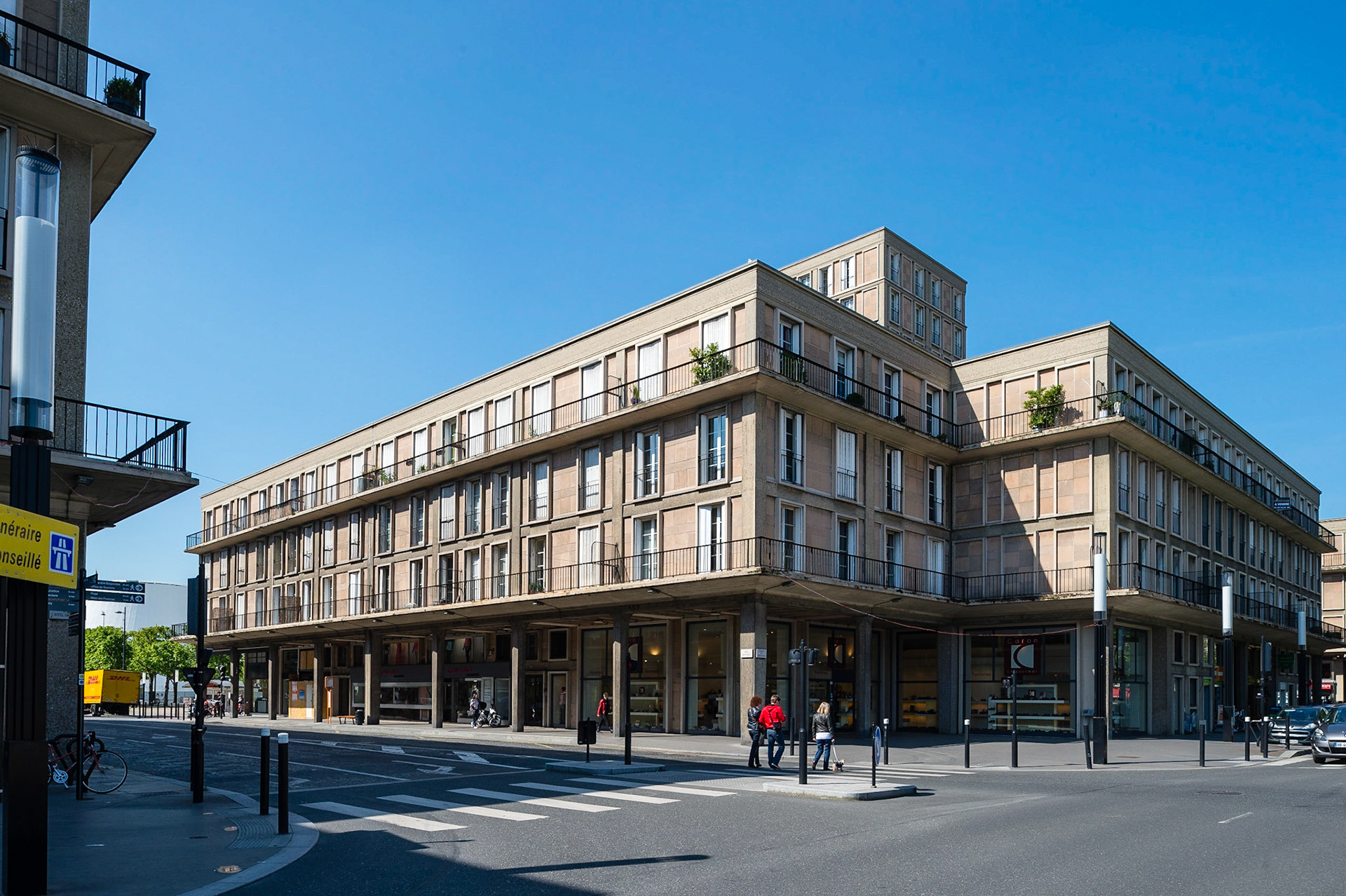 Le Havre centre ville. En grande partie détruit pendant la Seconde Guerre mondiale, le centre-ville a été reconstruit d'après les plans de l'atelier d'Auguste Perret entre 1945 et 1964, il est inscrit au patrimoine mondial de l'UNESCO depuis 2005.  Le Havre city center. Largely destroyed during the Second World War, the city was rebuilt according to the plans of the workshop of Auguste Perret between 1945 and 1964, he was listed as a World Heritage Site by UNESCO since 2005.