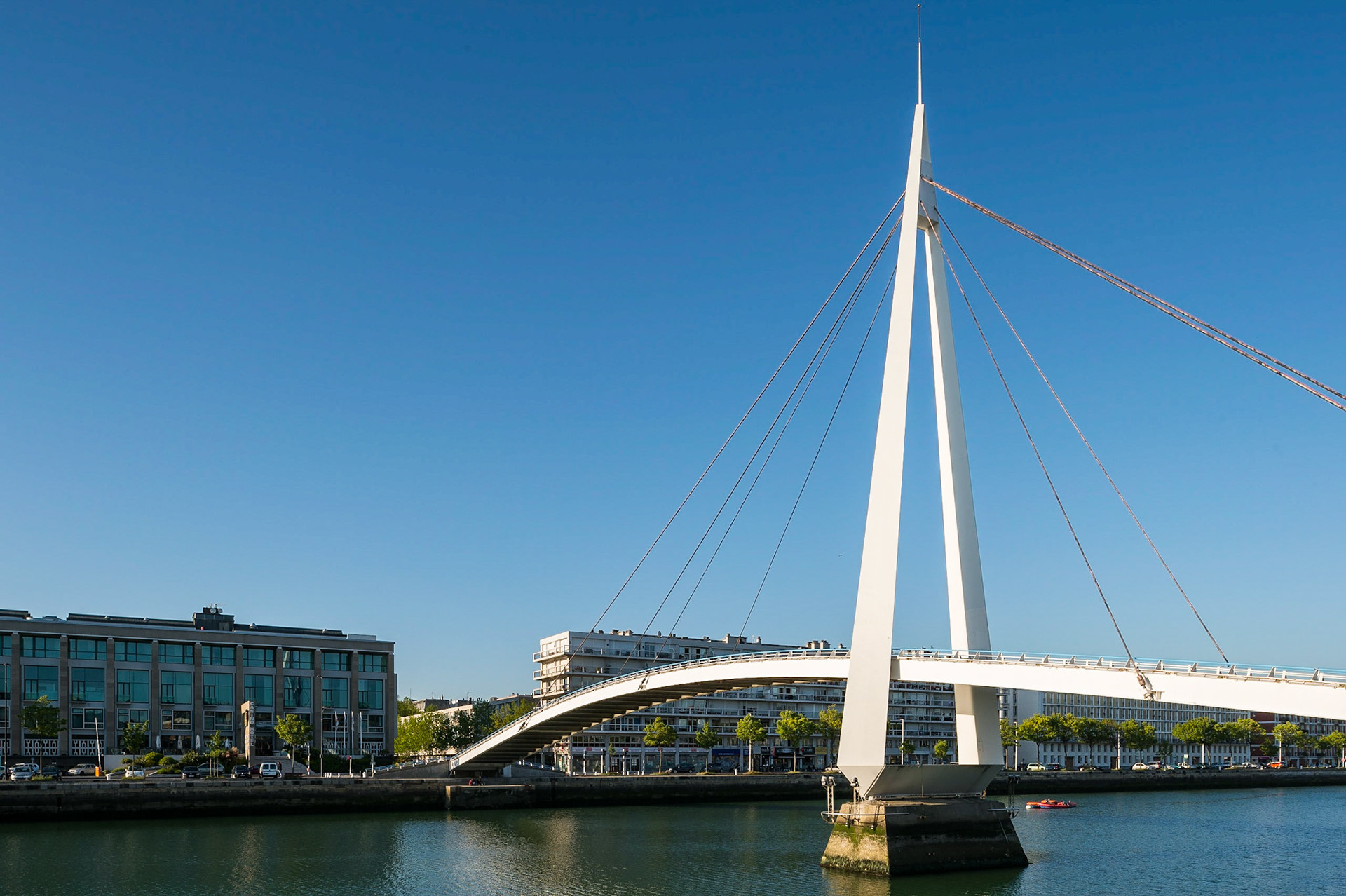 Le Havre. Bassin du Commerce et la passerelle François Le Chevalier / Le Havre. Bassin du Commerce and Gateway François Le Chevalier.