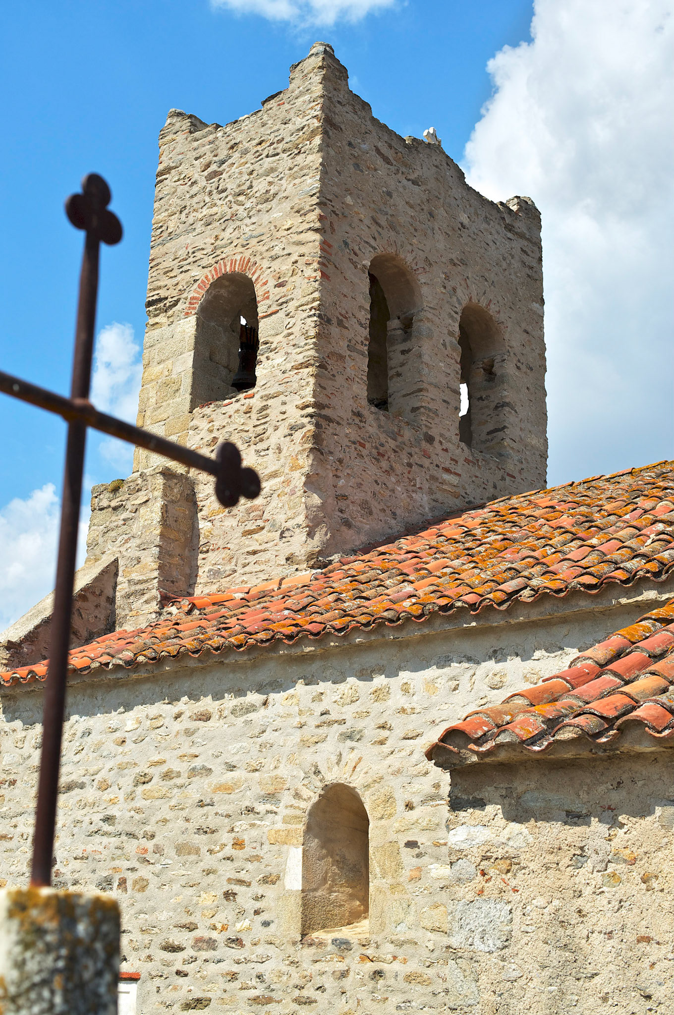 L'église saint Saturnin à Montesquieu des Albères,   Pyrénées Orientales, France. Eglise romane du début du XIIe siècle.