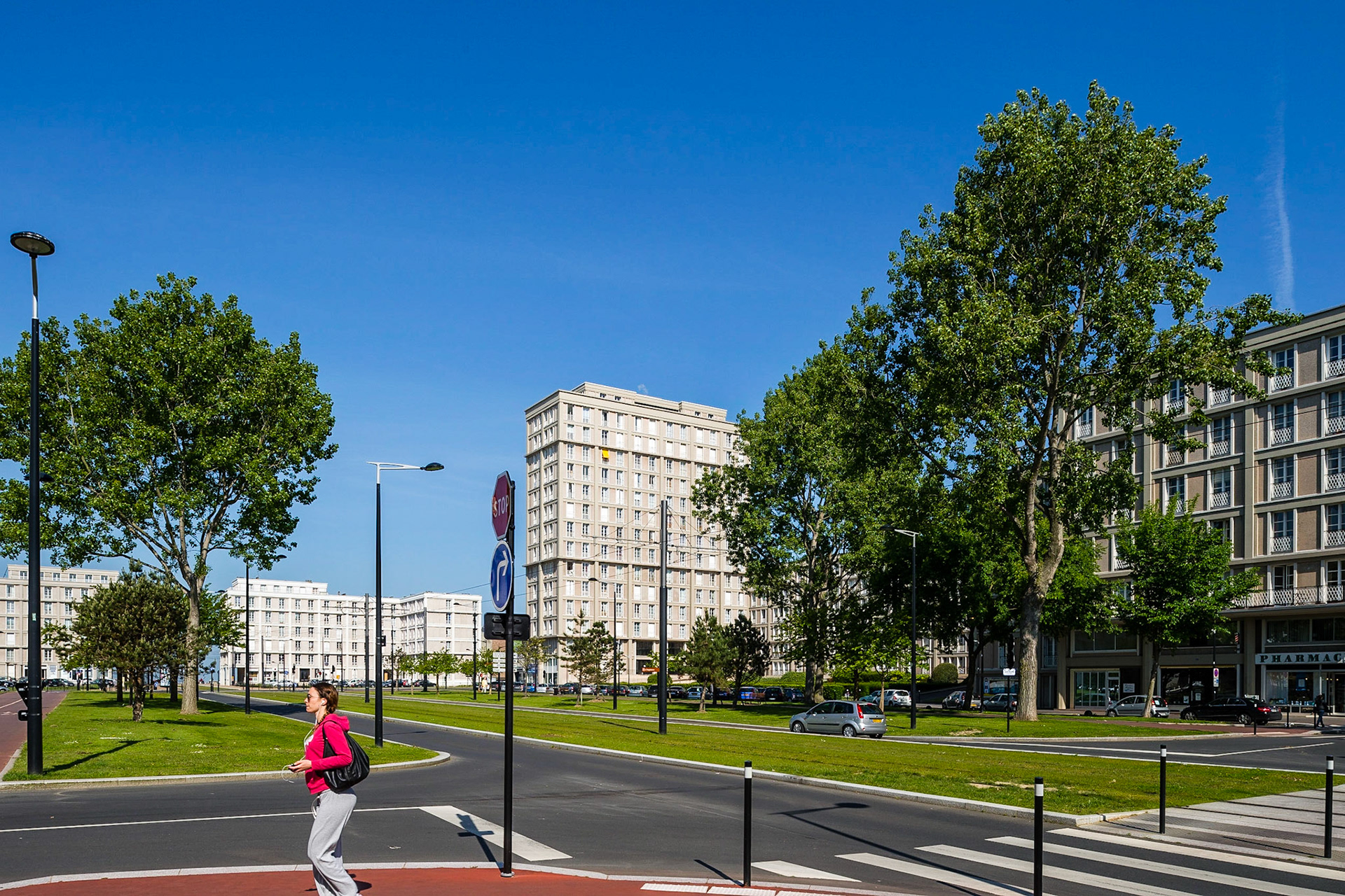 Le Havre. Avenue Foch, cette magnifique avenue comparable par ses dimensions aux Champs Elysées à Paris, relie la Place de l'Hôtel de Ville à la Porte Océane et à la plage du Havre / Le Havre. Avenue Foch, this magnificent comparable in dimensions to the Champs Elysees avenue in Paris, links the Place de l'Hotel de Ville in the Ocean Gate and the beach of Le Havre.