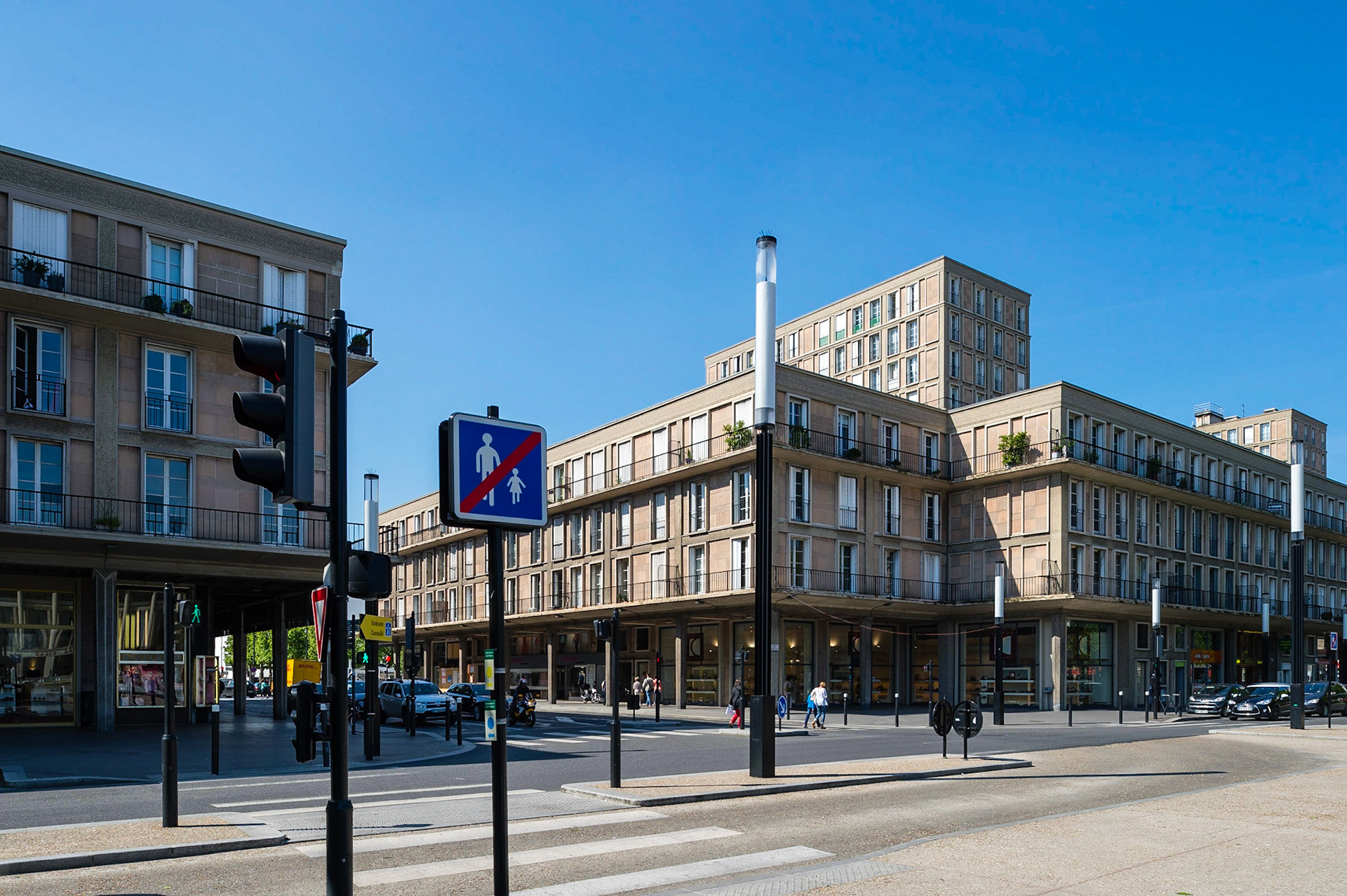Le Havre centre ville. En grande partie détruit pendant la Seconde Guerre mondiale, le centre-ville a été reconstruit d'après les plans de l'atelier d'Auguste Perret entre 1945 et 1964, il est inscrit au patrimoine mondial de l'UNESCO depuis 2005.  Le Havre city center. Largely destroyed during the Second World War, the city was rebuilt according to the plans of the workshop of Auguste Perret between 1945 and 1964, he was listed as a World Heritage Site by UNESCO since 2005.