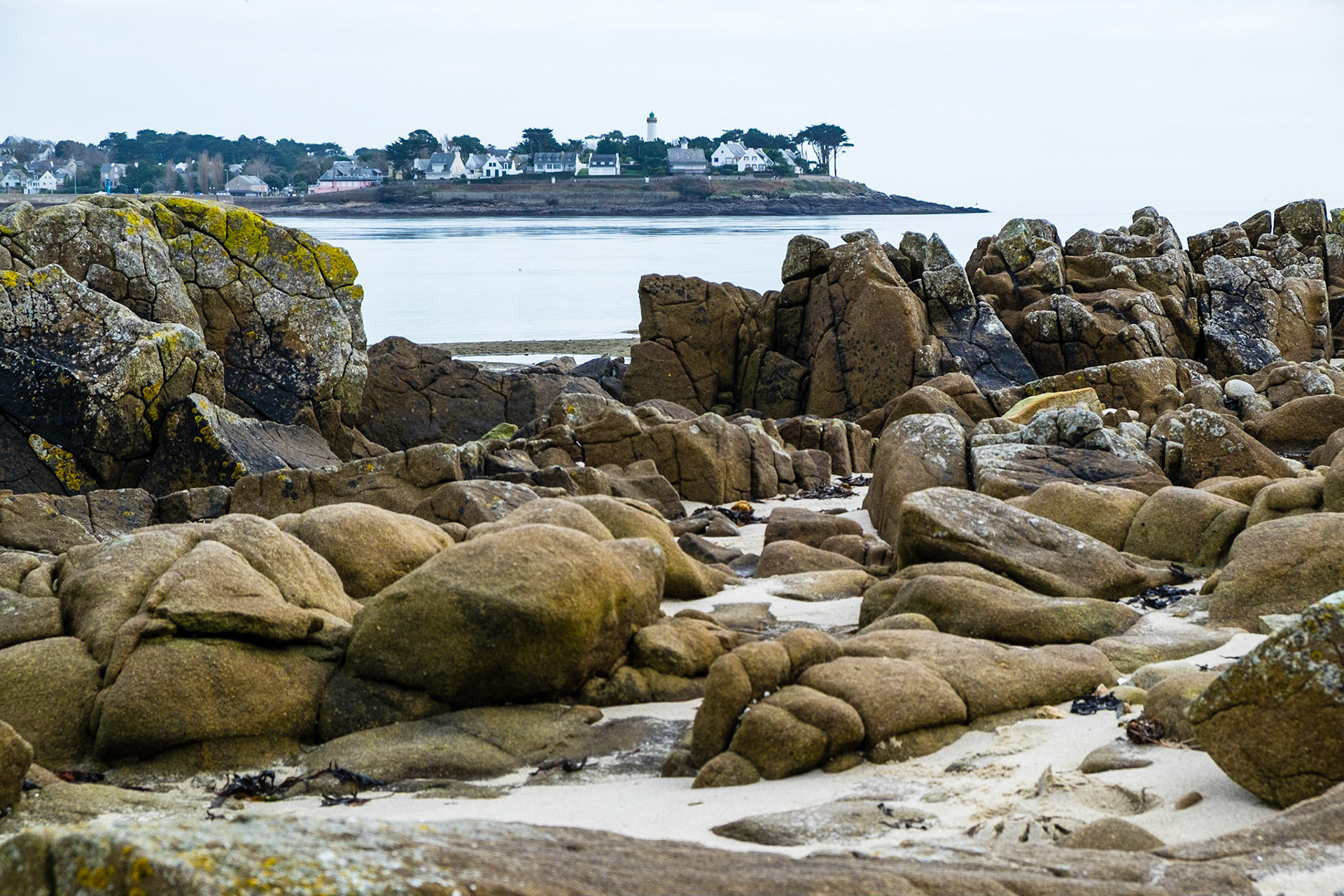 La pointe de Kerpenhir qui marque l'entrée du golfe du Morbihan, Bretagne, France.