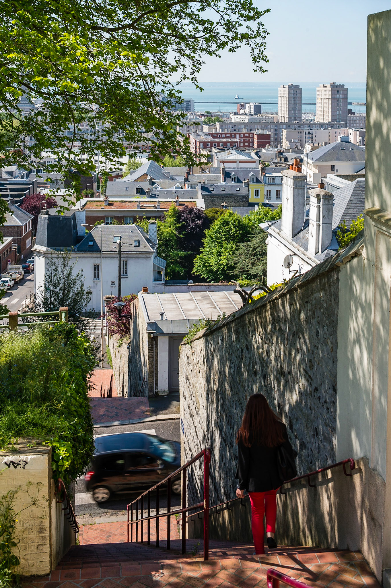 Les fameux escaliers du Havre qui permettent de relier ville haute et ville basse / The famous stairs of Le Havre that connect upper town and lower town.