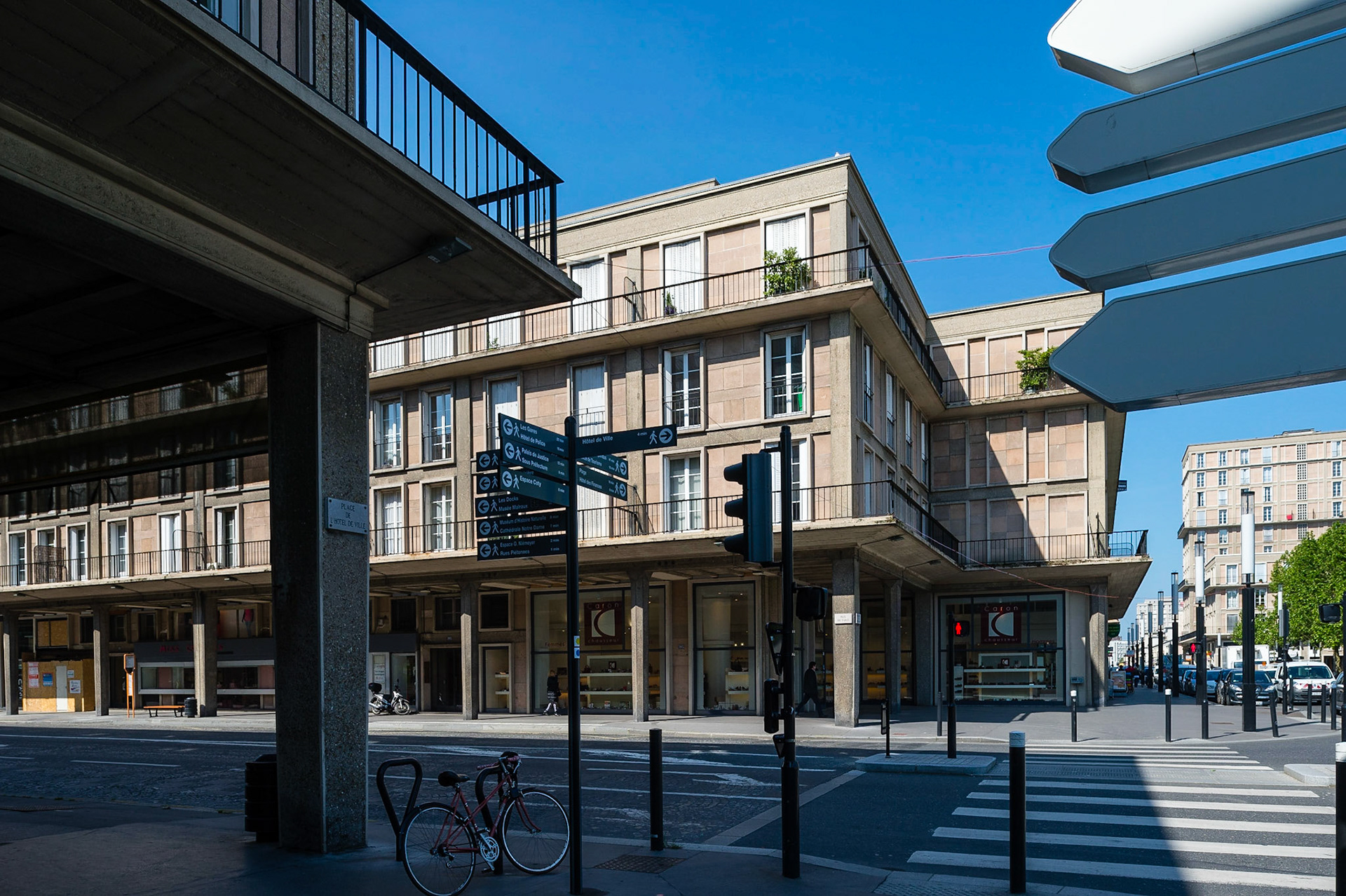Le Havre centre ville. En grande partie détruit pendant la Seconde Guerre mondiale, le centre-ville a été reconstruit d'après les plans de l'atelier d'Auguste Perret entre 1945 et 1964, il est inscrit au patrimoine mondial de l'UNESCO depuis 2005.  Le Havre city center. Largely destroyed during the Second World War, the city was rebuilt according to the plans of the workshop of Auguste Perret between 1945 and 1964, he was listed as a World Heritage Site by UNESCO since 2005.