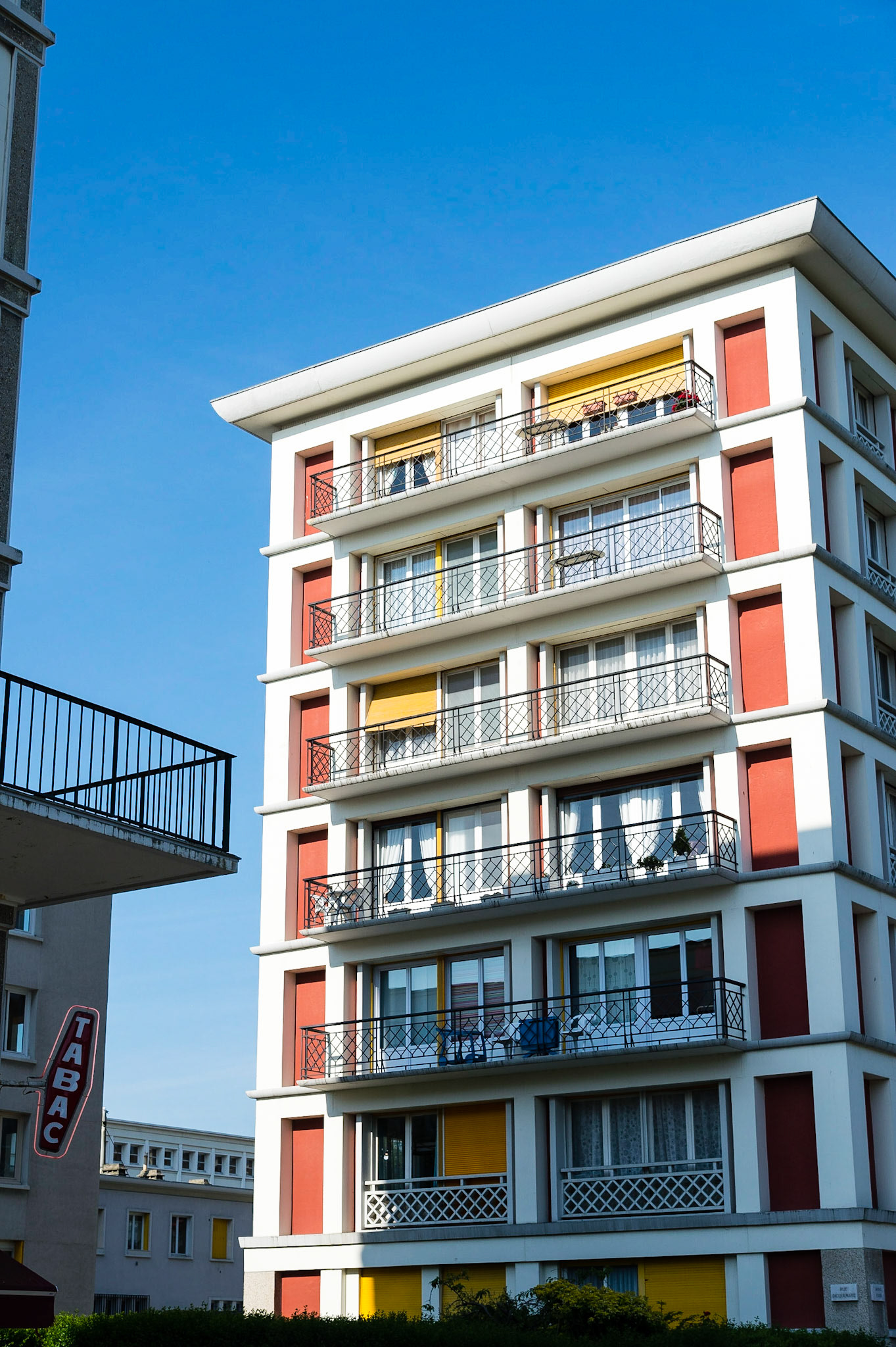 Le Havre. Avenue Foch, cette magnifique avenue comparable par ses dimensions aux Champs Elysées à Paris, relie la Place de l'Hôtel de Ville à la Porte Océane et à la plage du Havre.  Le Havre. Avenue Foch, this magnificent comparable in dimensions to the Champs Elysees avenue in Paris, links the Place de l'Hotel de Ville in the Ocean Gate and the beach of Le Havre.