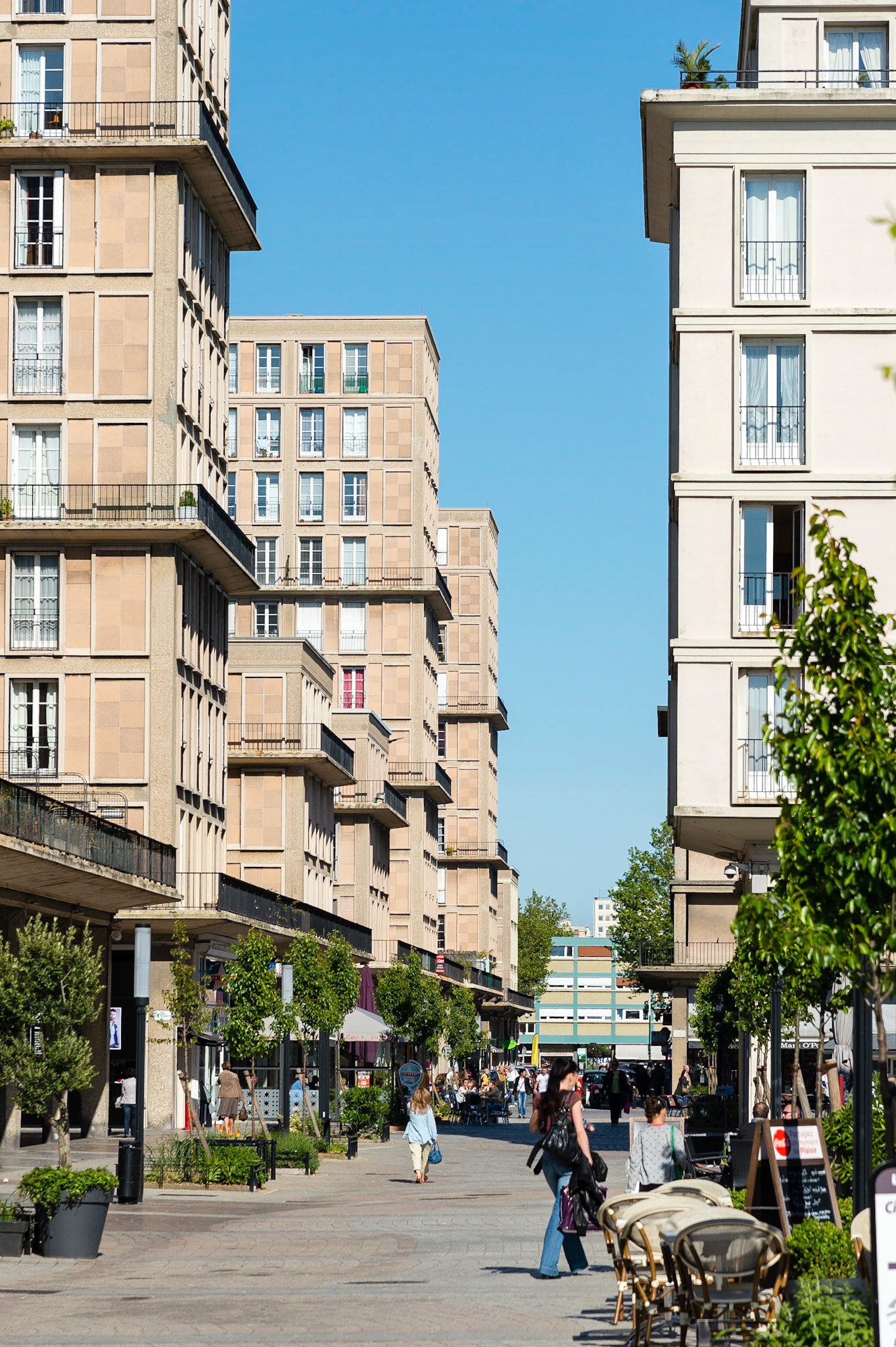 Le Havre centre ville. En grande partie détruit pendant la Seconde Guerre mondiale, le centre-ville a été reconstruit d'après les plans de l'atelier d'Auguste Perret entre 1945 et 1964, il est inscrit au patrimoine mondial de l'UNESCO depuis 2005 / Le Havre city center. Largely destroyed during the Second World War, the city was rebuilt according to the plans of the workshop of Auguste Perret between 1945 and 1964, he was listed as a World Heritage Site by UNESCO since 2005.