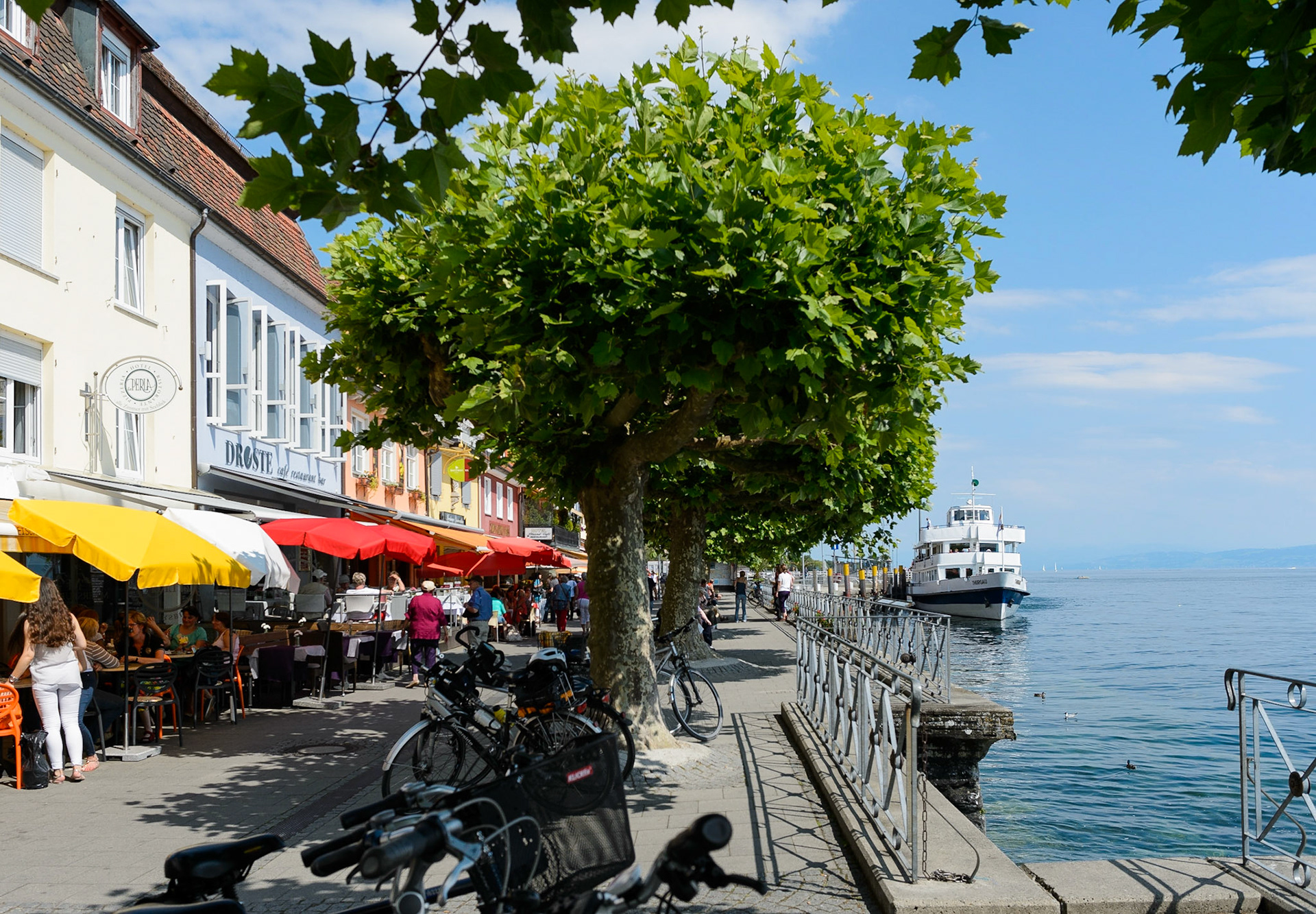Meersburg petite ville médiévale située au bord du lac de Constance, Bade-Wurtemberg, Allemagne. / Medieval town Meersburg on Lake Constance, Bade-Wurtemberg, Germany