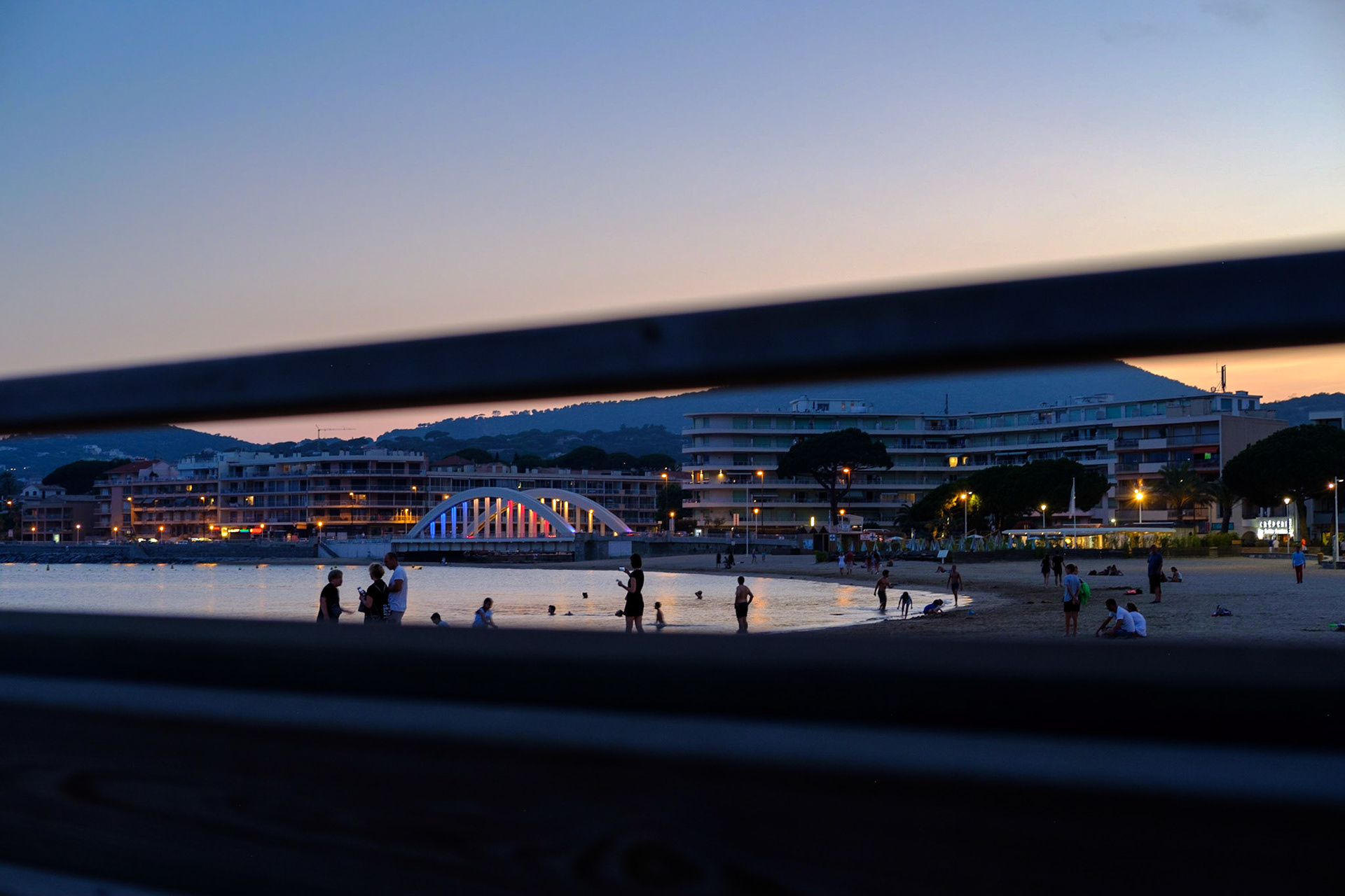 Plage du centre ville, au crépuscule. Sainte Maxime, Var, France.