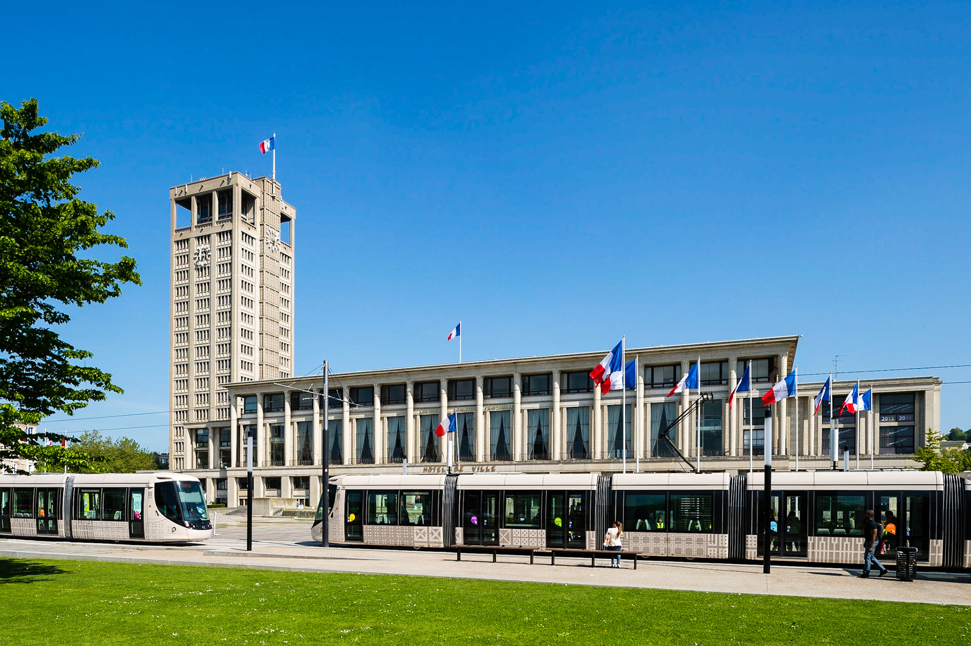 Le Havre centre ville. En grande partie détruit pendant la Seconde Guerre mondiale, le centre-ville a été reconstruit d'après les plans de l'atelier d'Auguste Perret entre 1945 et 1964, il est inscrit au patrimoine mondial de l'UNESCO depuis 2005.  L'Hôtel de Ville, oeuvre des ateliers Auguste Perret / Le Havre city center. Largely destroyed during the Second World War, the city was rebuilt according to the plans of the workshop of Auguste Perret between 1945 and 1964, he was listed as a World Heritage Site by UNESCO since 2005. The Town Hall, the work of Auguste Perret workshops.