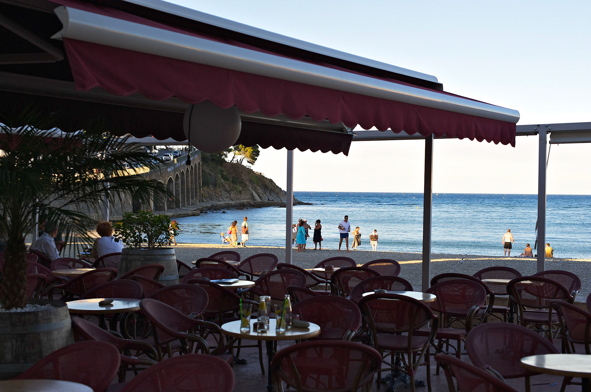 Banyuls-sur-Mer , Pyrenees Orientales, France. Un bar sur la plage.