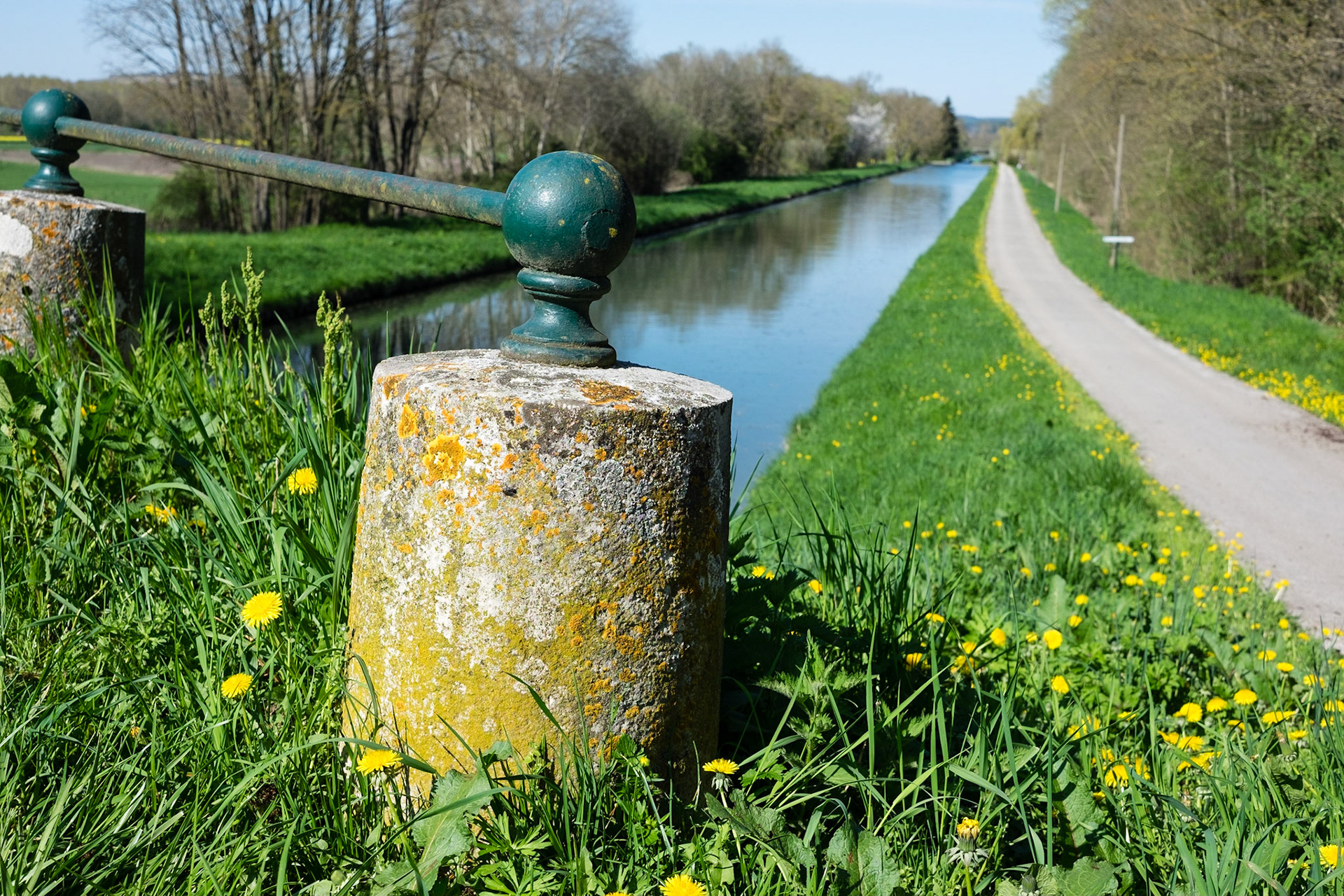 Le canal du Nivernais, Bourgogne, France.
